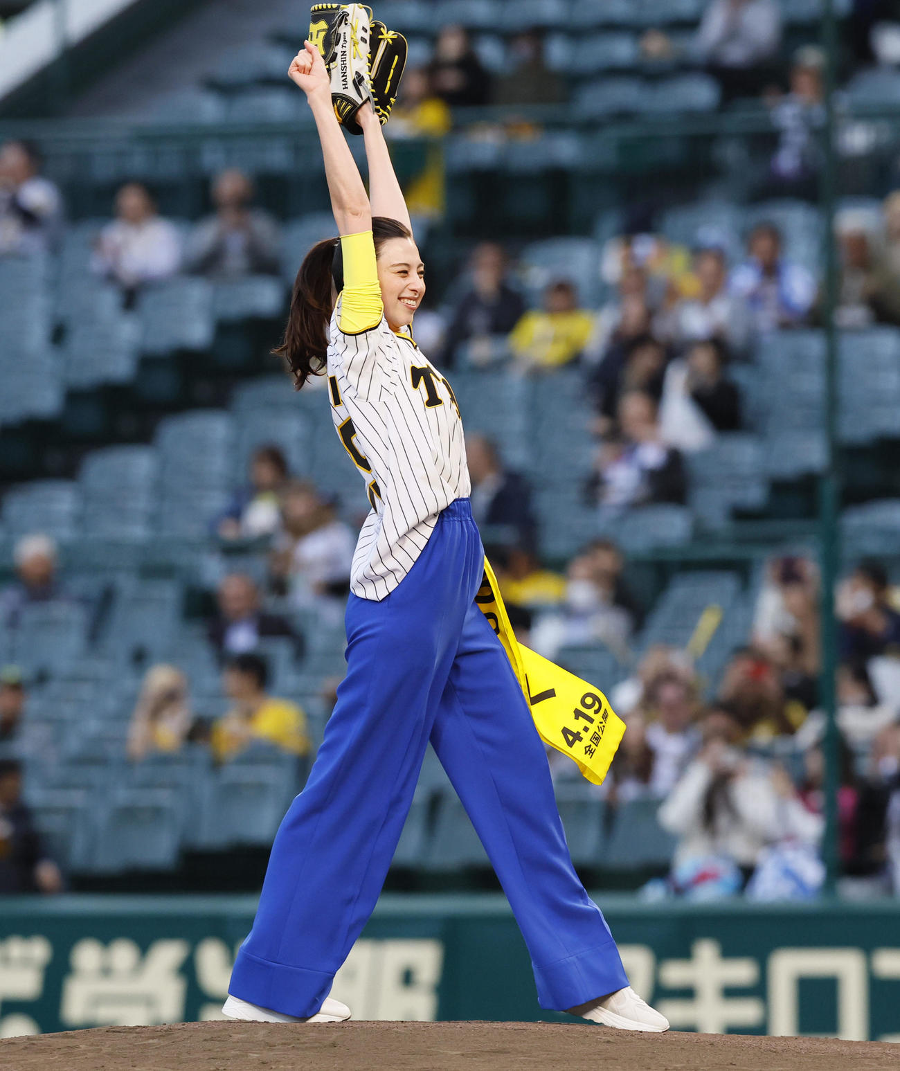 阪神対広島　ファーストピッチを務めた中条あやみ（撮影・藤尾明華）