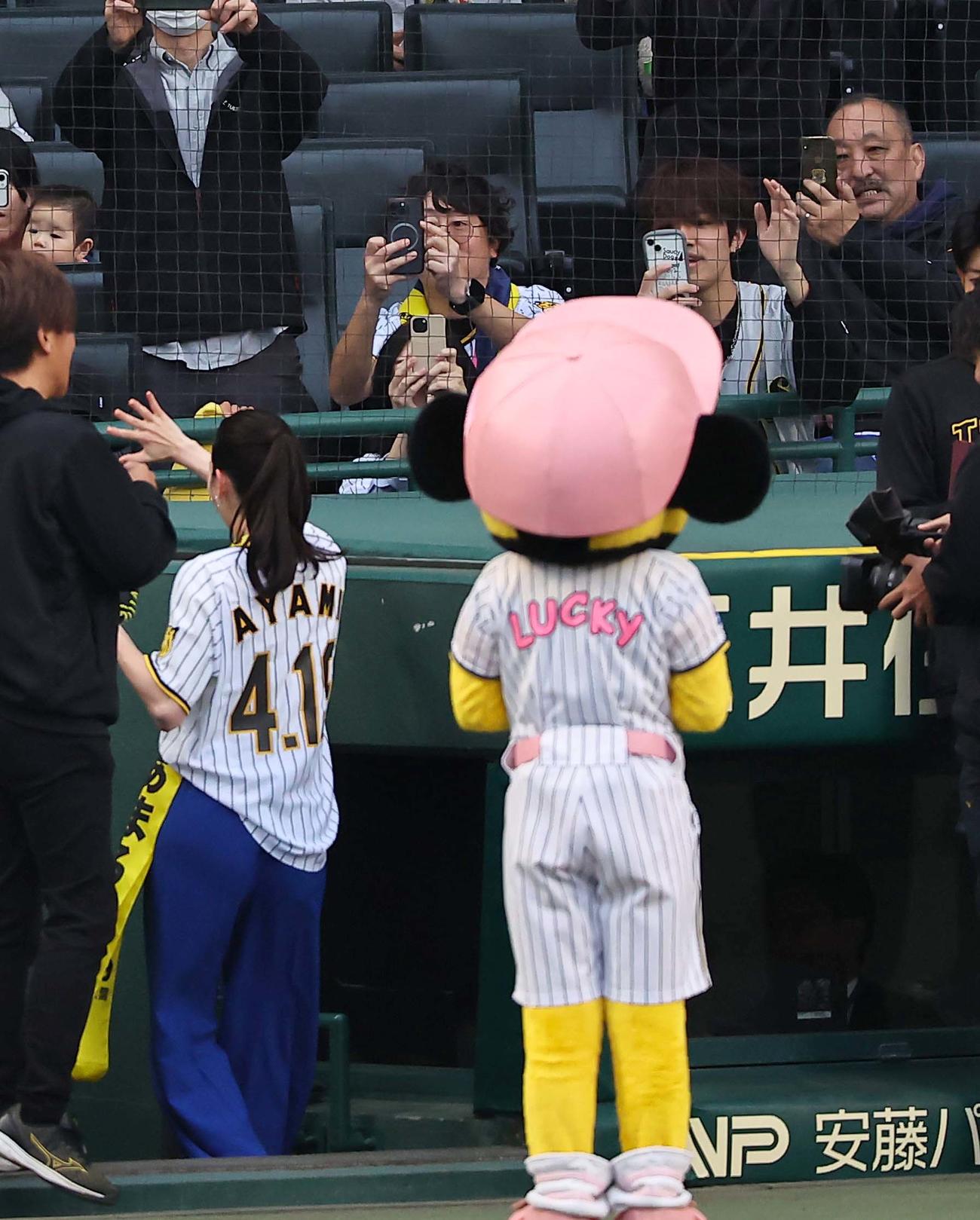 阪神対広島　関学アメフト鳥内元監督（右）はファーストピッチセレモニーを務めた女優の中条あやみをスマホカメラで撮影する（撮影・上田博志）
