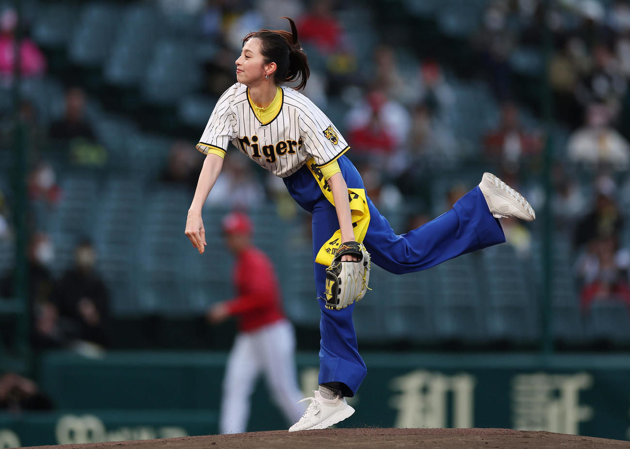 阪神対広島　ファーストピッチセレモニーで投球する中条あやみ（撮影・前田充）