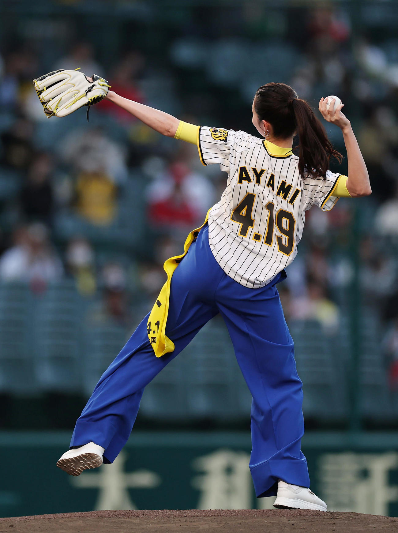 阪神対広島　ファーストピッチセレモニーで投球する中条あやみ（撮影・前田充）
