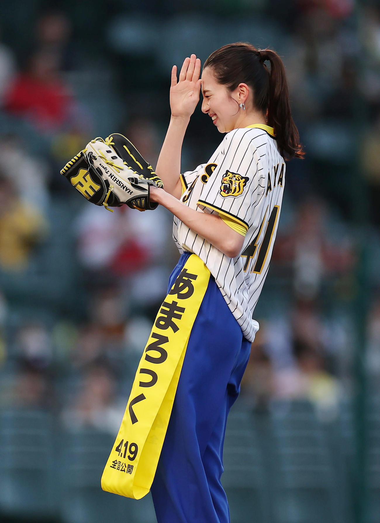 阪神対広島　ファーストピッチセレモニーで投球がうまくいかず謝る中条あやみ（撮影・前田充）