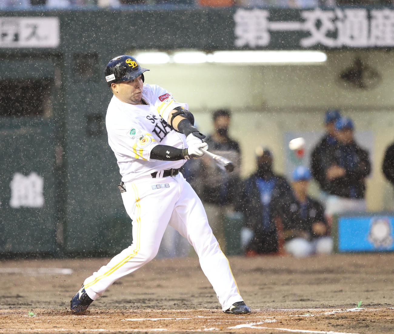 ソフトバンク対日本ハム　1回裏ソフトバンク1死一、三塁、山川は左翼へ同点適時二塁打を放つ（撮影・梅根麻紀）