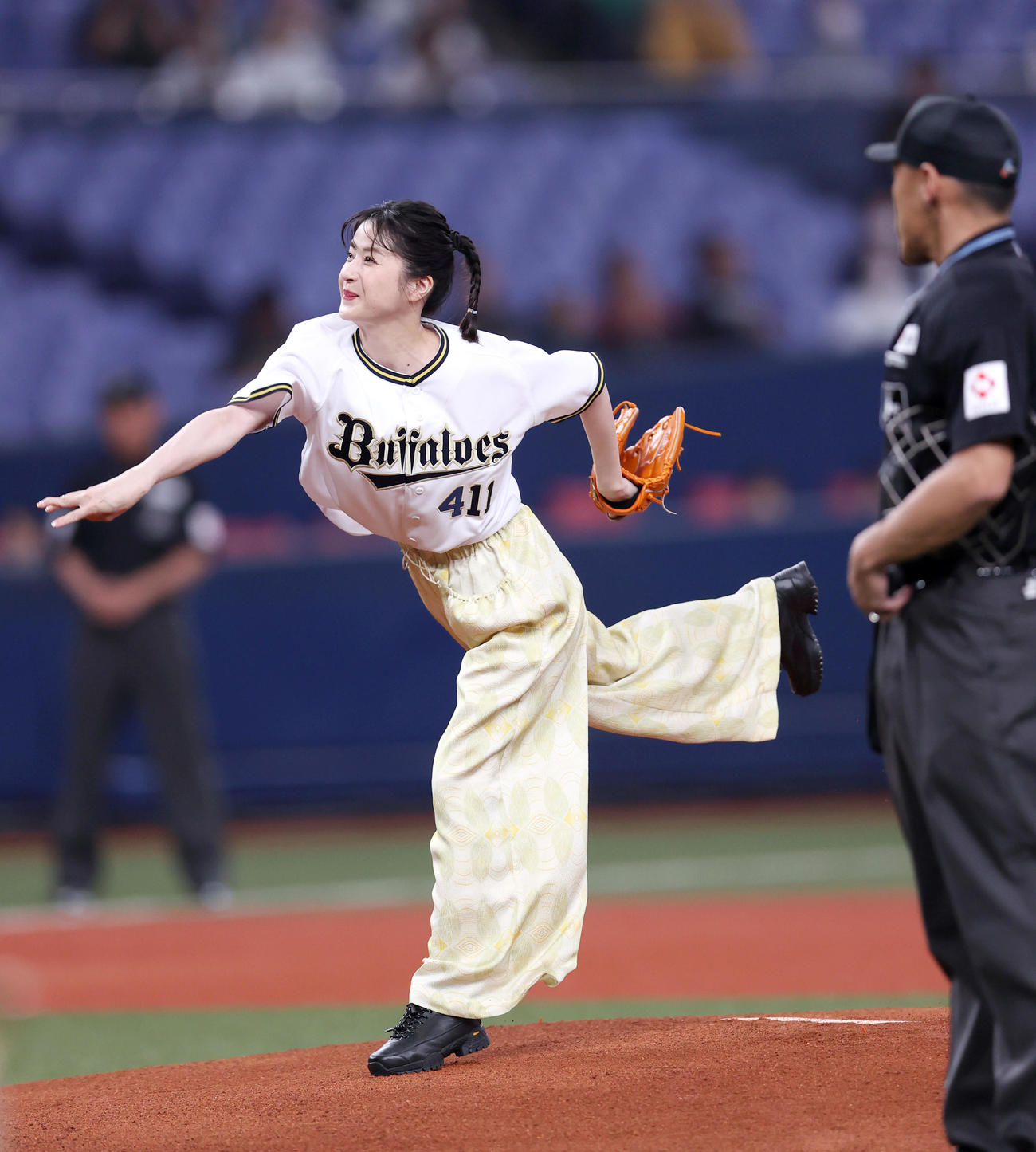 オリックス対楽天　始球式に臨む女優の松本若菜（撮影・上山淳一）