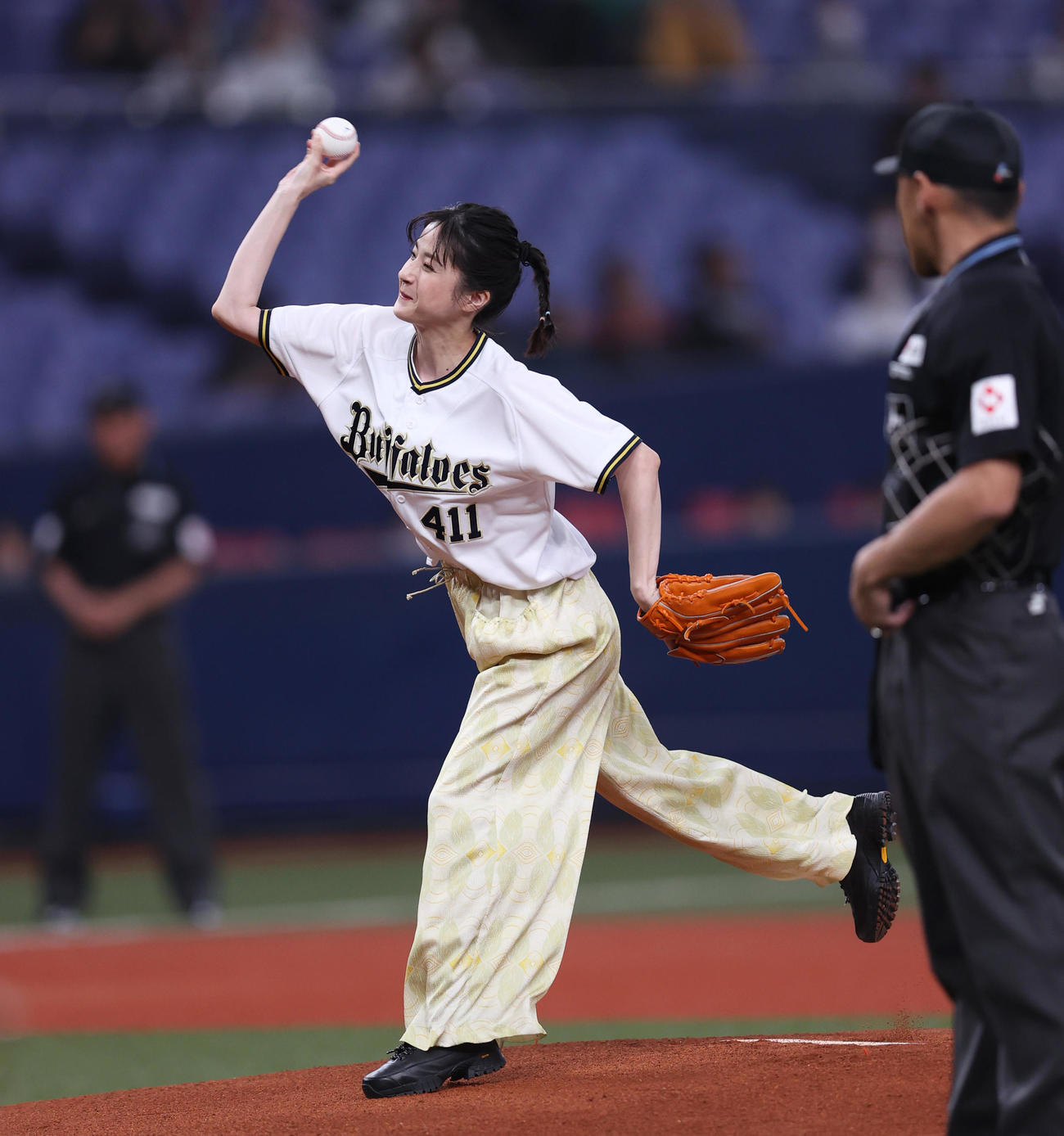 オリックス対楽天　始球式に臨む女優の松本若菜（撮影・上山淳一）