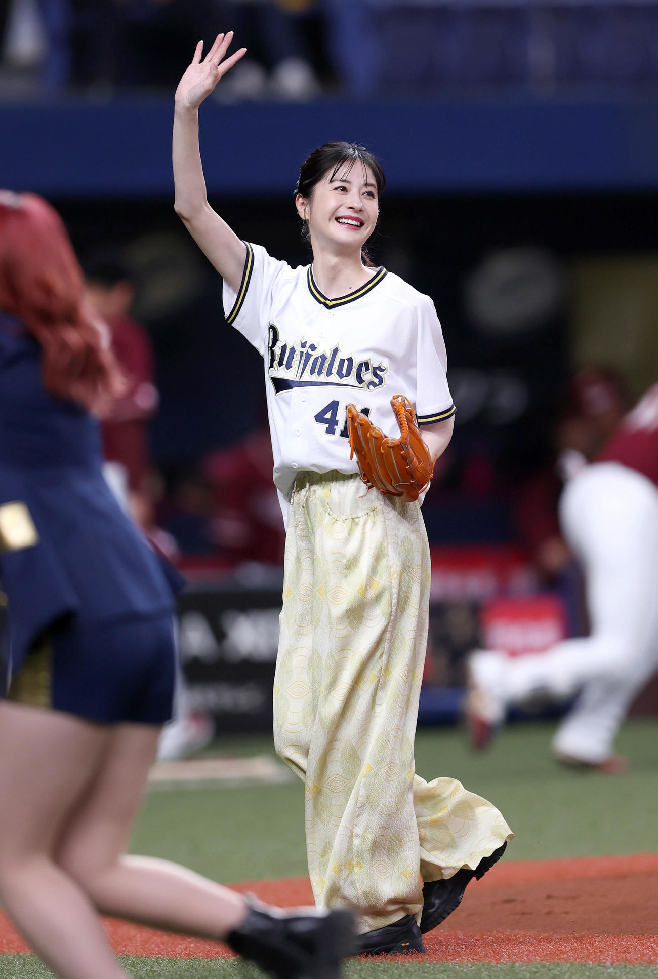 オリックス対楽天　始球式を終え笑顔を見せる女優の松本若菜（撮影・上山淳一）