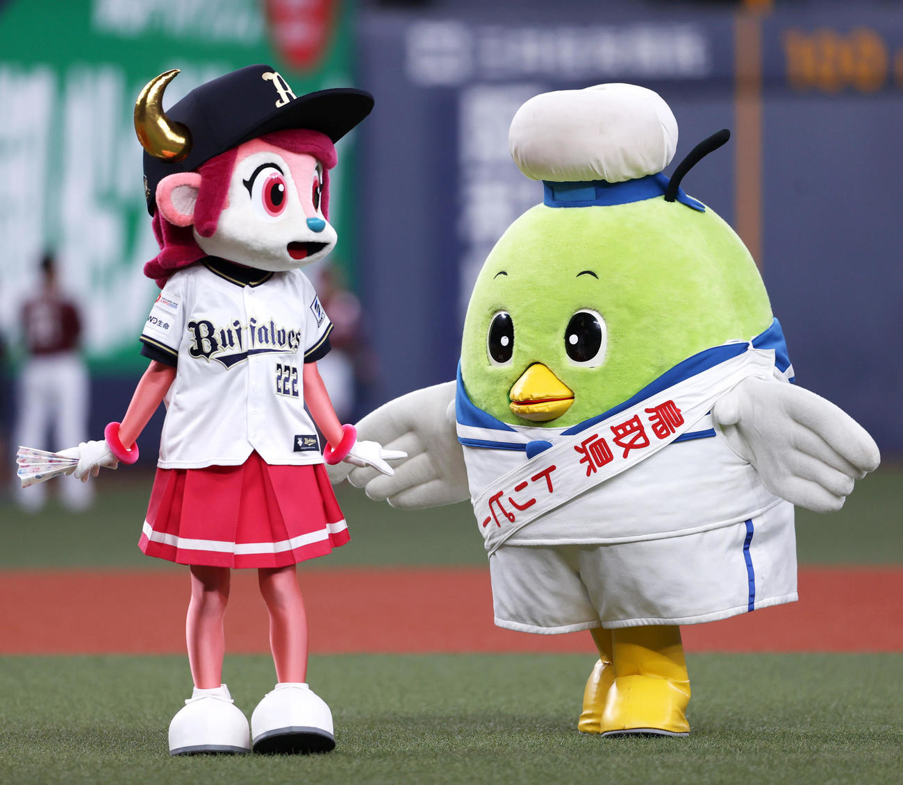 オリックス対楽天　「とっとりDAY」で球場に登場するトリピー。左はバファローベル（撮影・上山淳一）