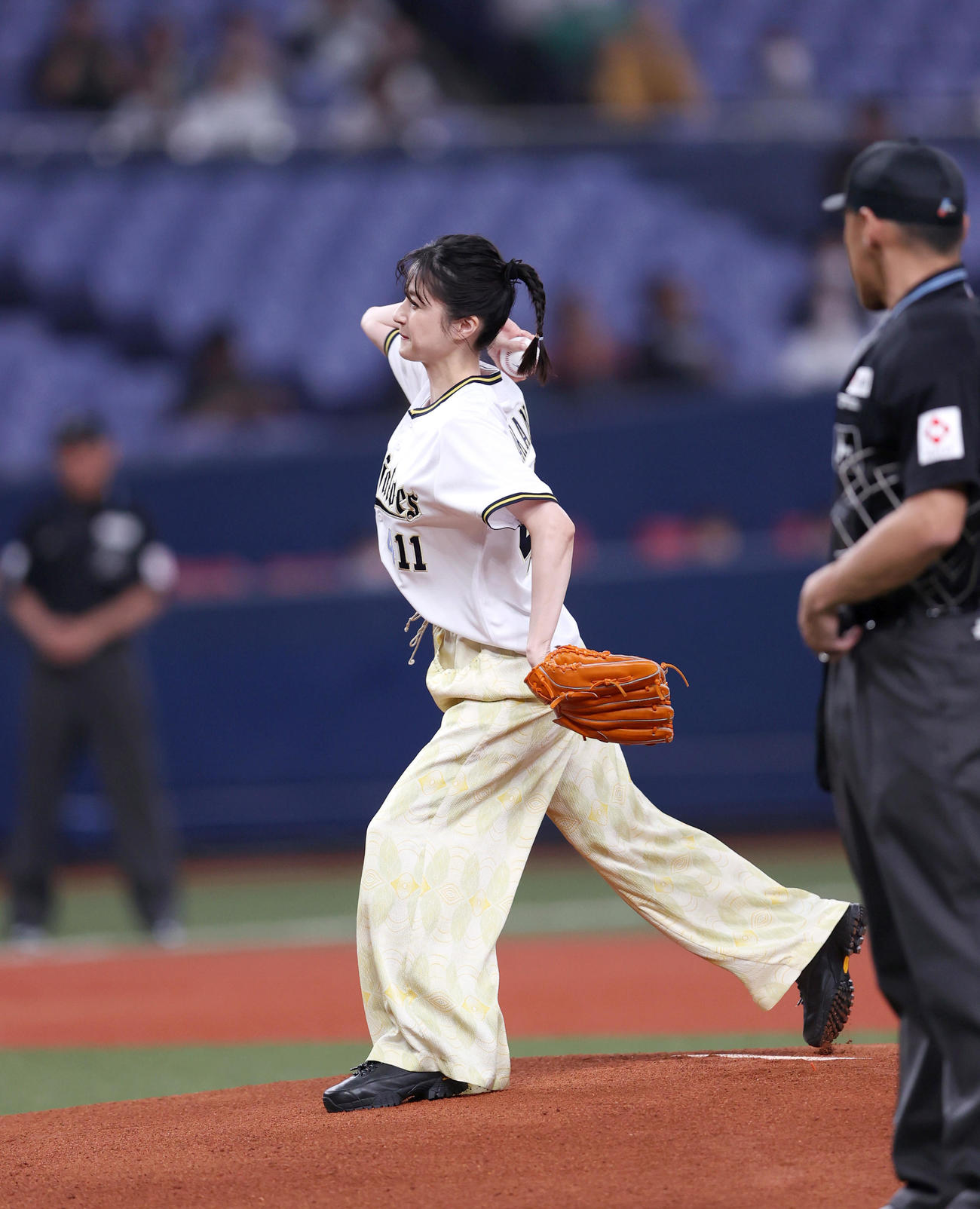 オリックス対楽天　始球式に臨む女優の松本若菜（撮影・上山淳一）