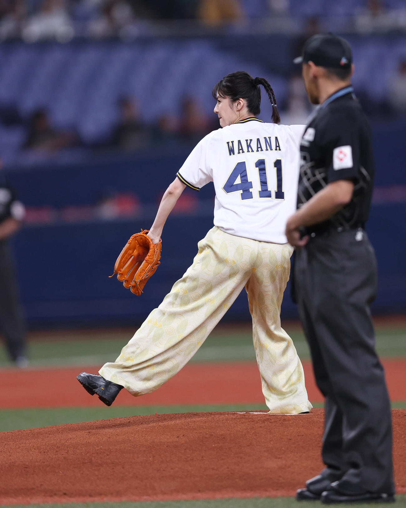 オリックス対楽天　始球式に臨む女優の松本若菜（撮影・上山淳一）