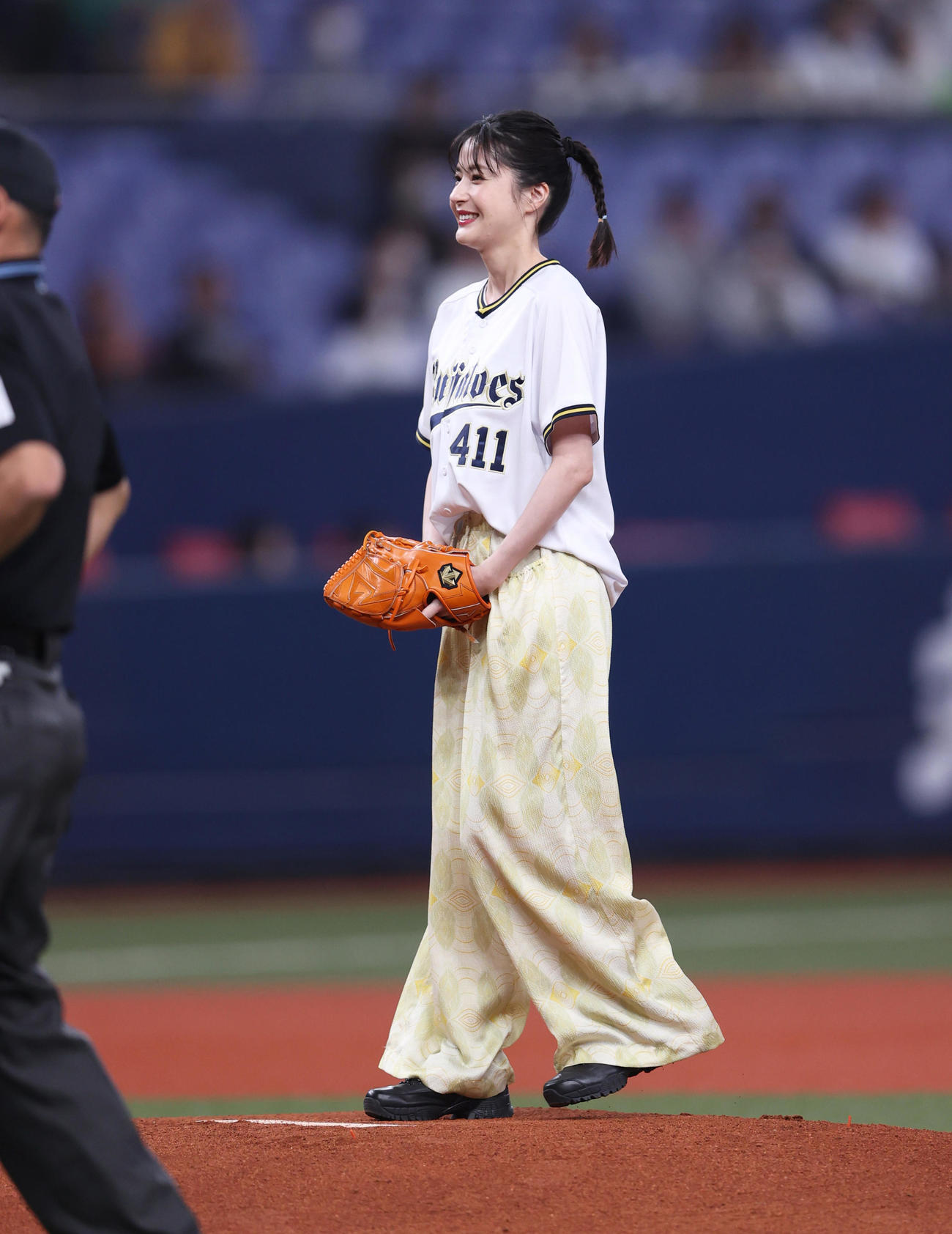 オリックス対楽天　始球式に臨む女優の松本若菜（撮影・上山淳一）