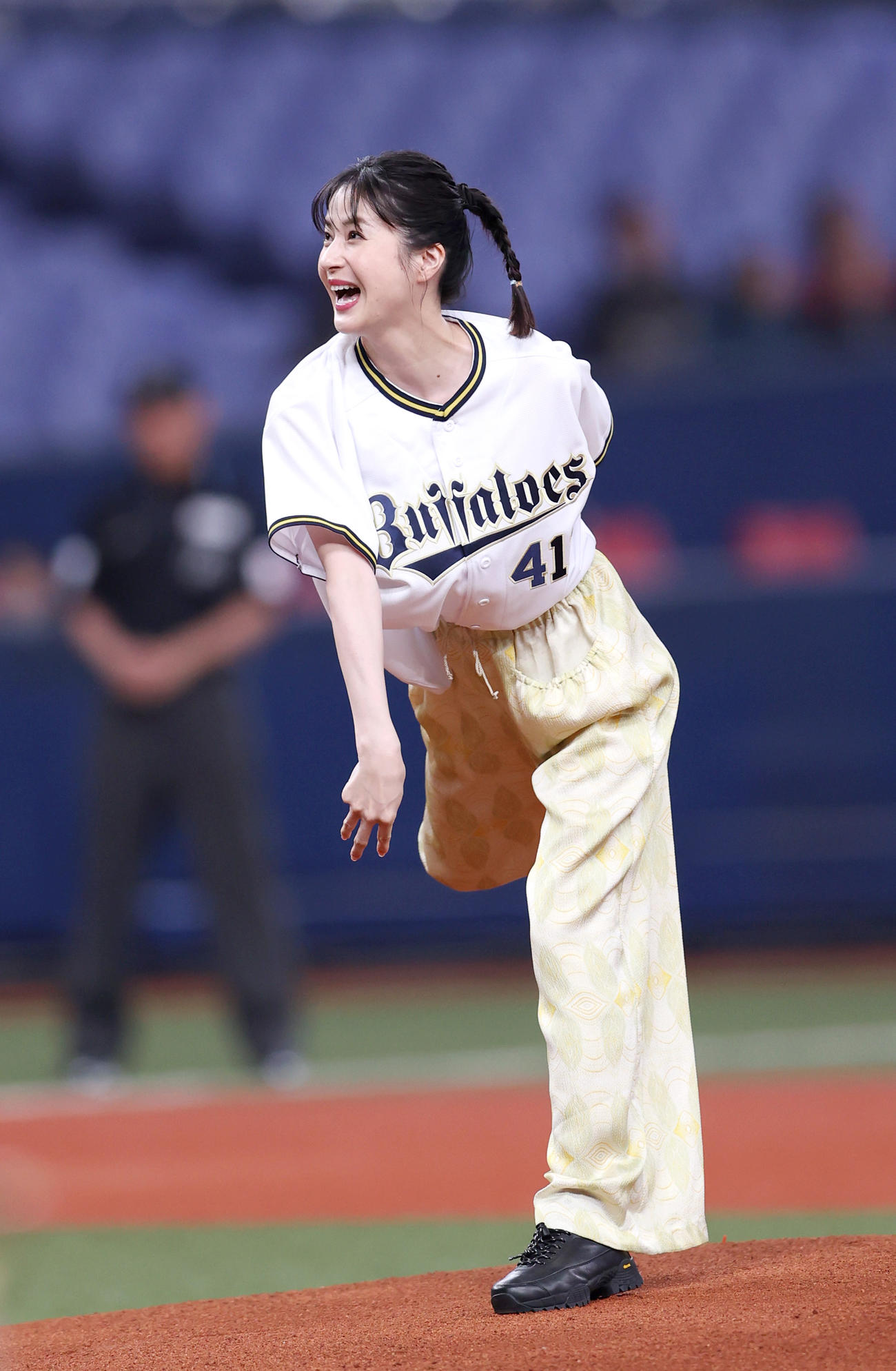 オリックス対楽天　始球式に臨む女優の松本若菜（撮影・上山淳一）