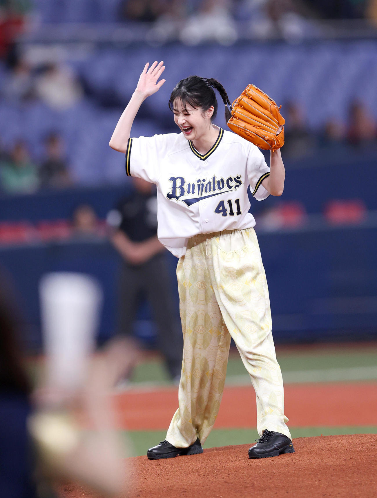 オリックス対楽天　始球式に臨む女優の松本若菜（撮影・上山淳一）