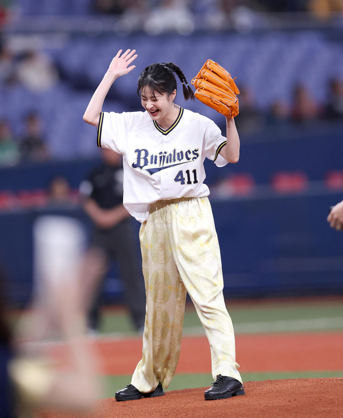 オリックス対楽天　始球式に臨む女優の松本若菜（撮影・上山淳一）