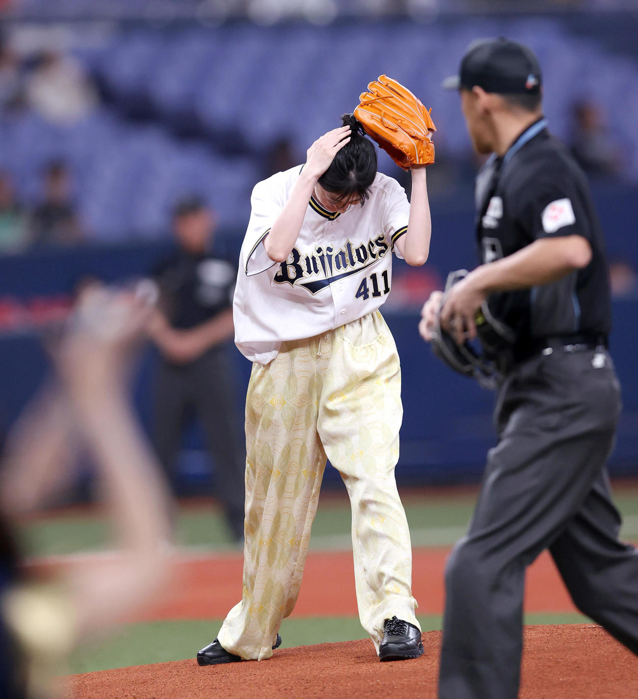 オリックス対楽天　始球式に臨む女優の松本若菜（撮影・上山淳一）