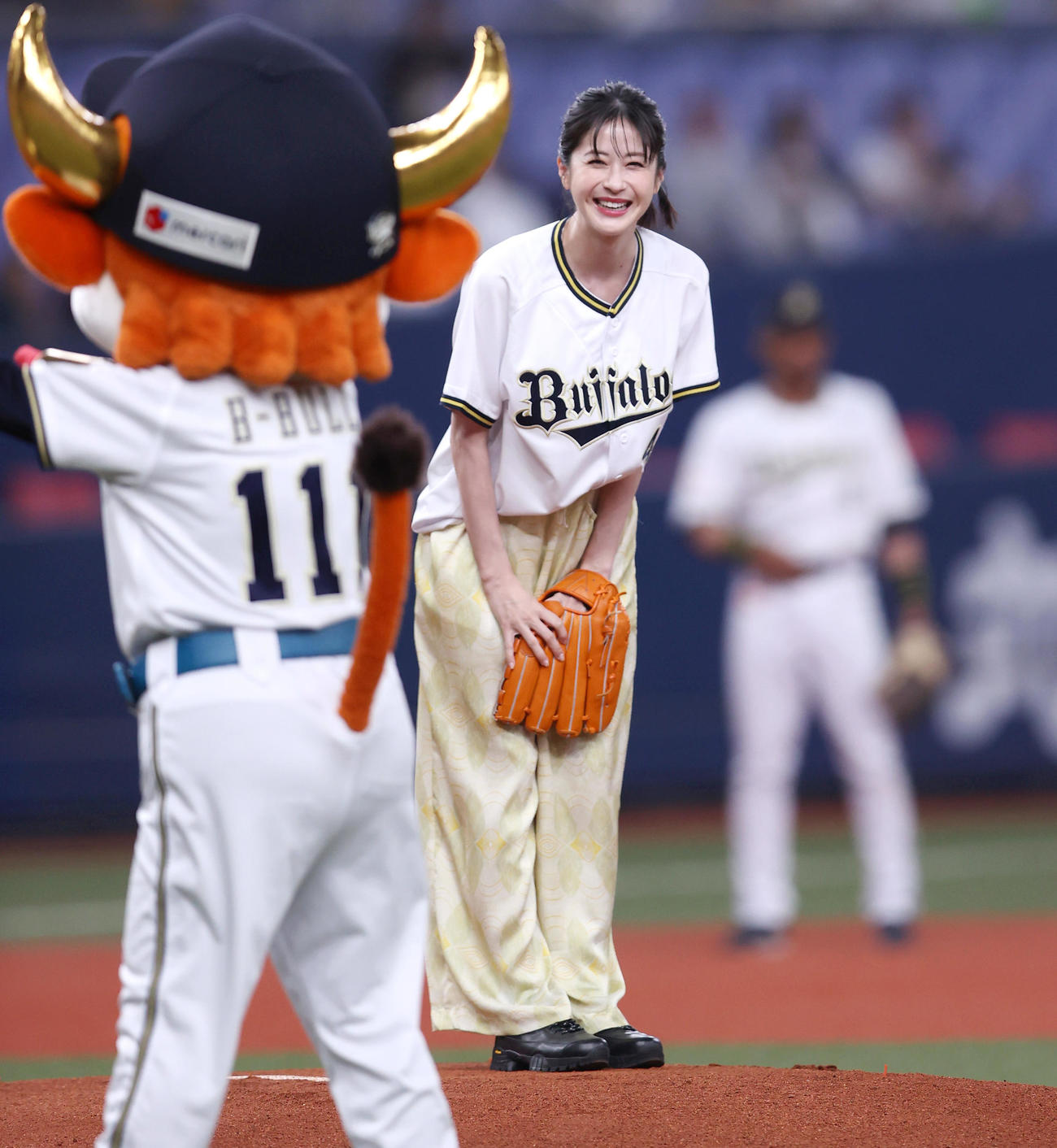オリックス対楽天　始球式を終え笑顔を見せる女優の松本若菜（撮影・上山淳一）