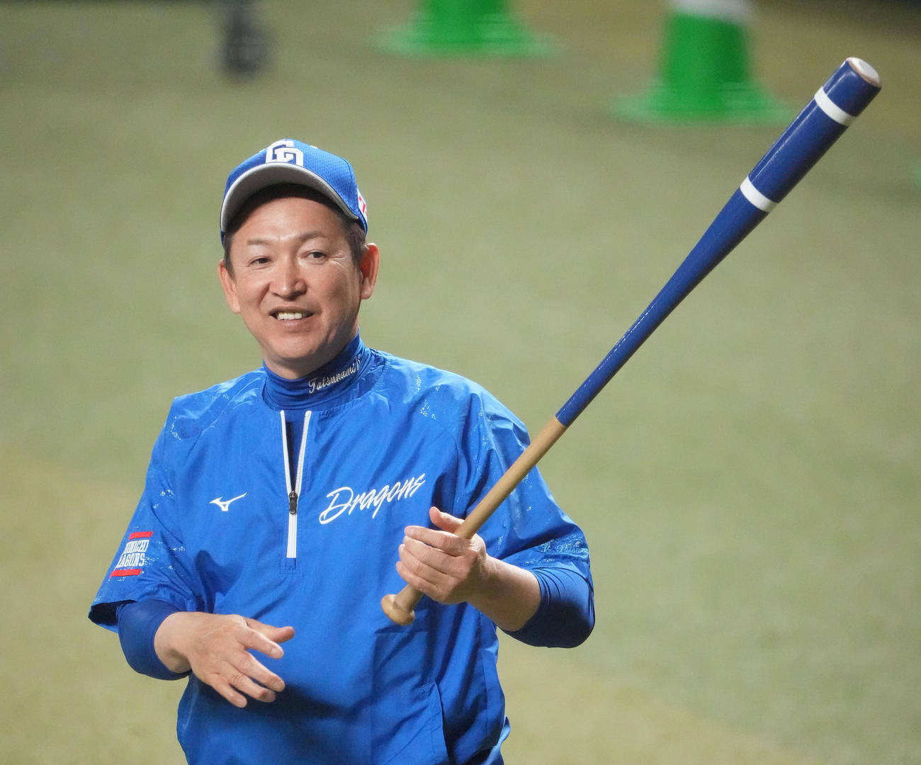 バットを手に練習を見つめる立浪監督（撮影・森本幸一）