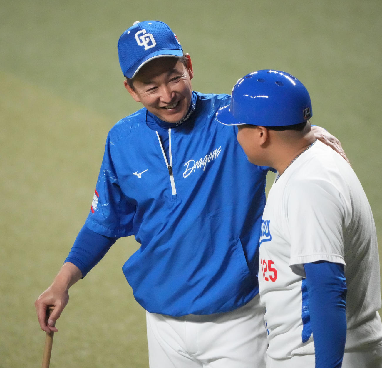 スタッフと談笑する立浪監督（左）（撮影・森本幸一）