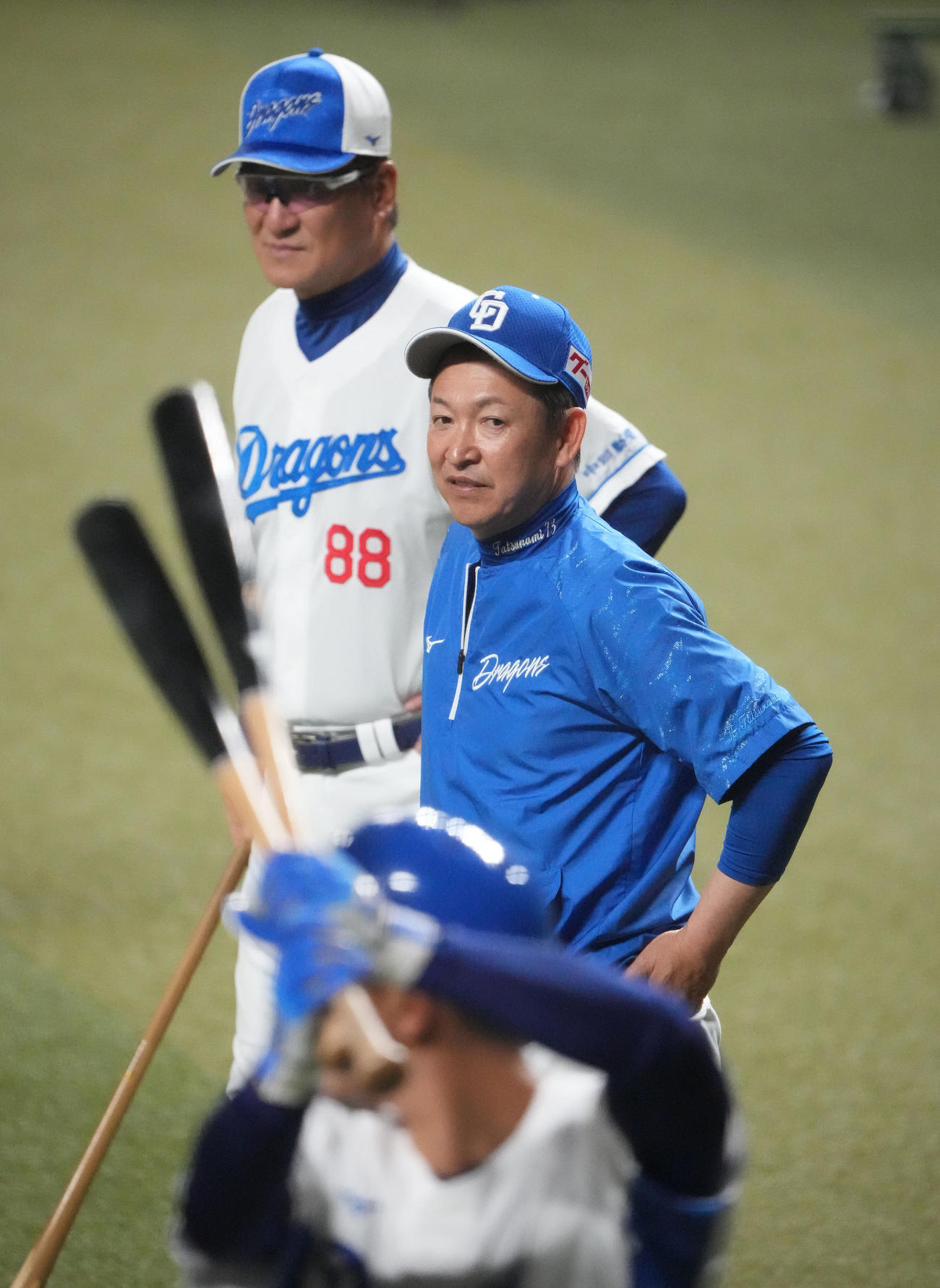 練習を見つめる立浪監督（中央）（撮影・森本幸一）
