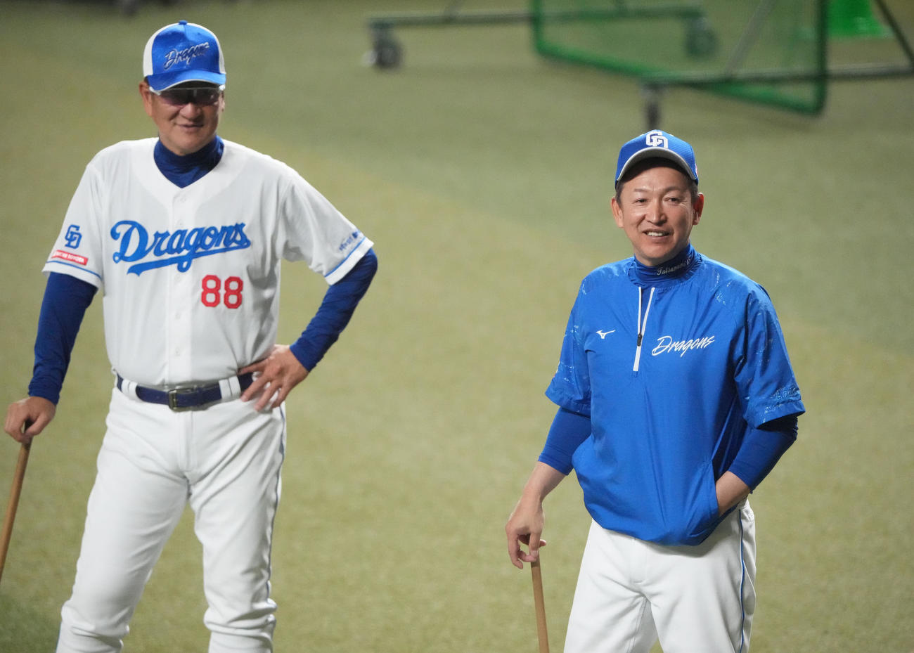 片岡ヘッドコーチと練習を見つめる立浪監督（右）（撮影・森本幸一）