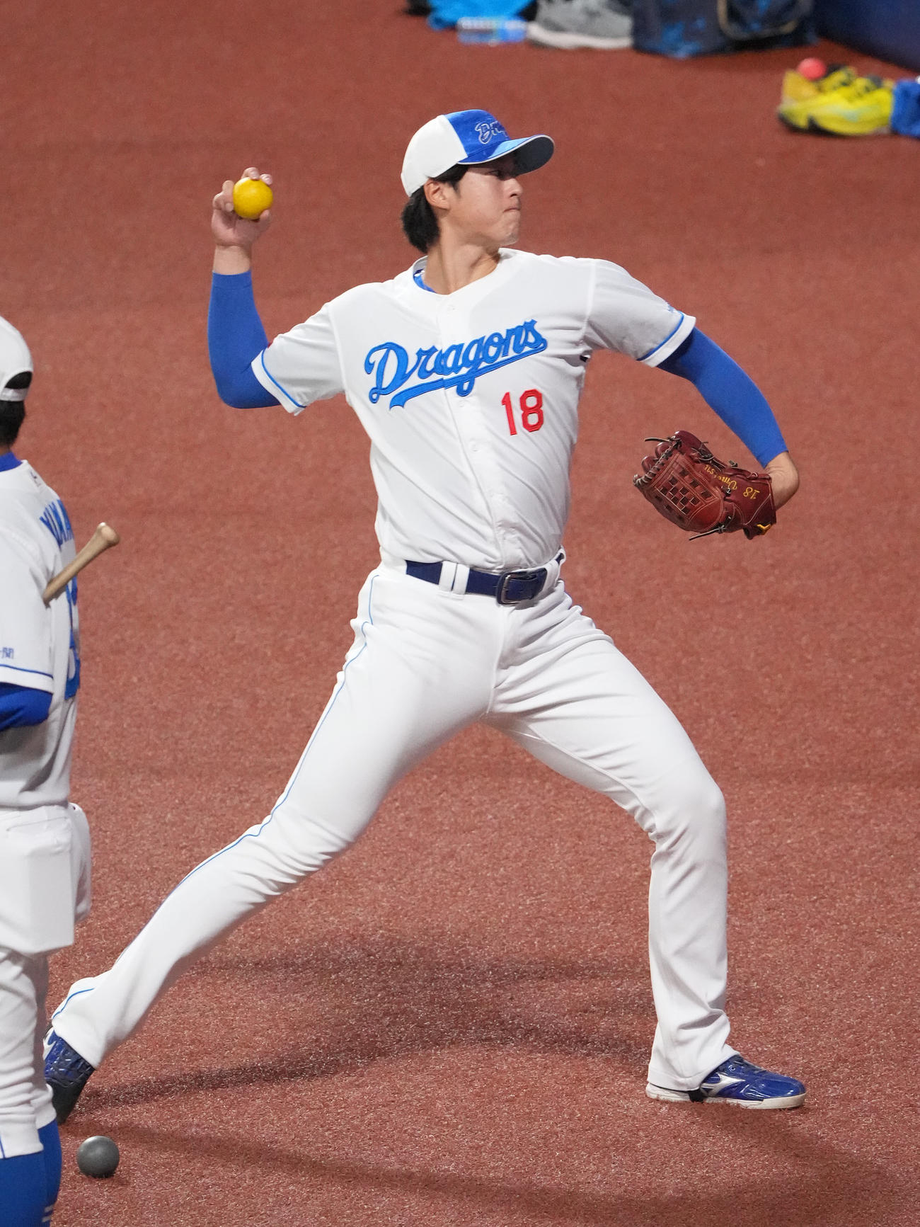 重さの違うボールを利用しトレーニングをする梅津（撮影・森本幸一）