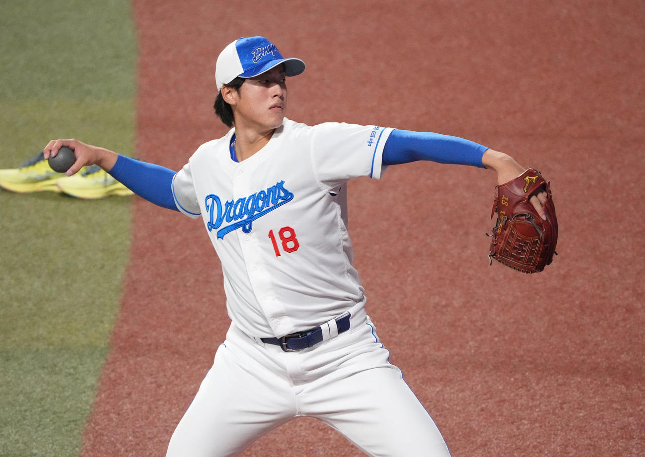 重さの違うボールを利用しトレーニングをする梅津（撮影・森本幸一）