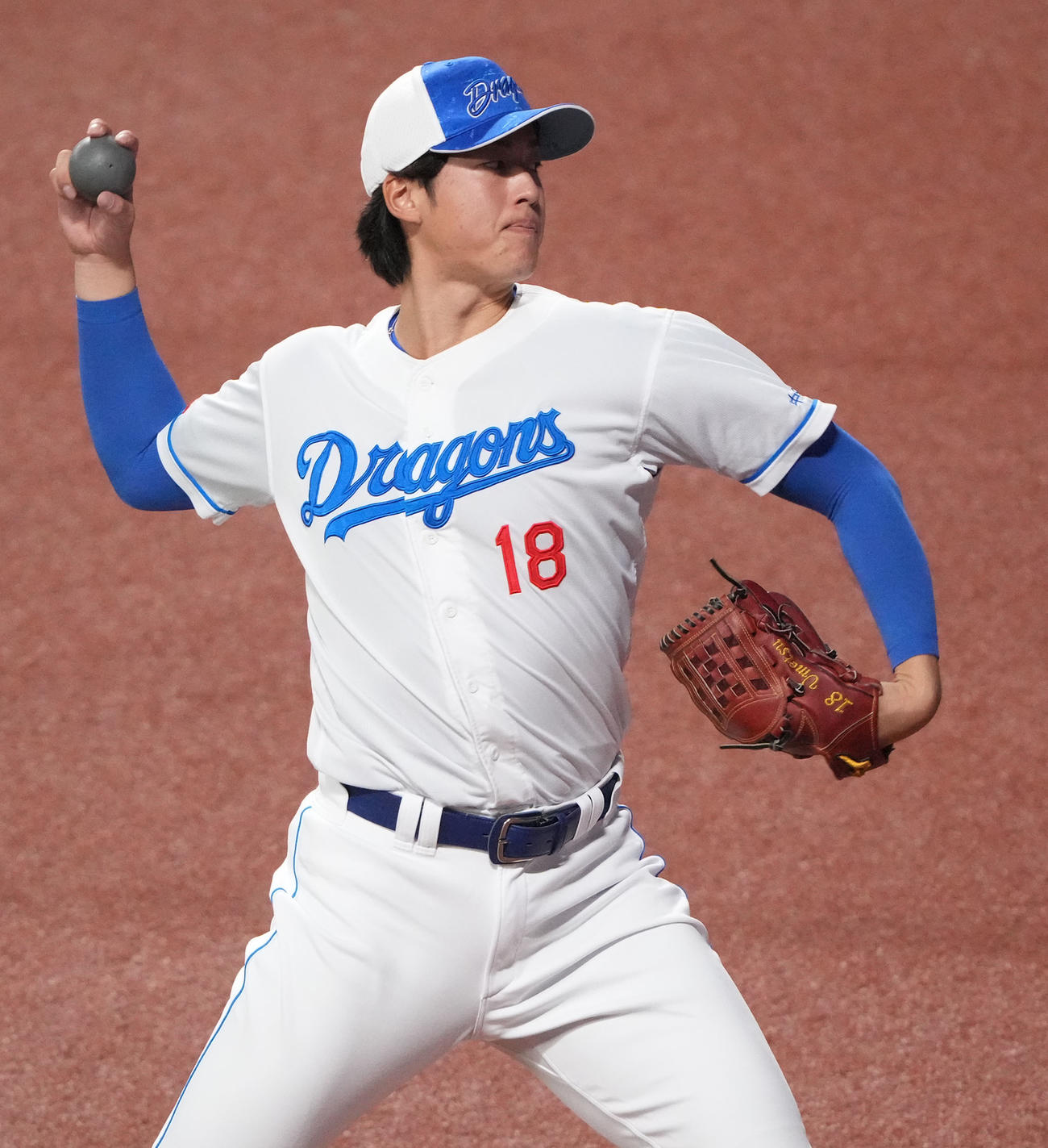 重さの違うボールを利用しトレーニングをする梅津（撮影・森本幸一）