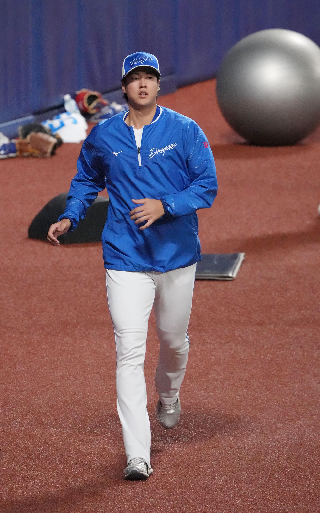 ランニングをする梅津（撮影・森本幸一）