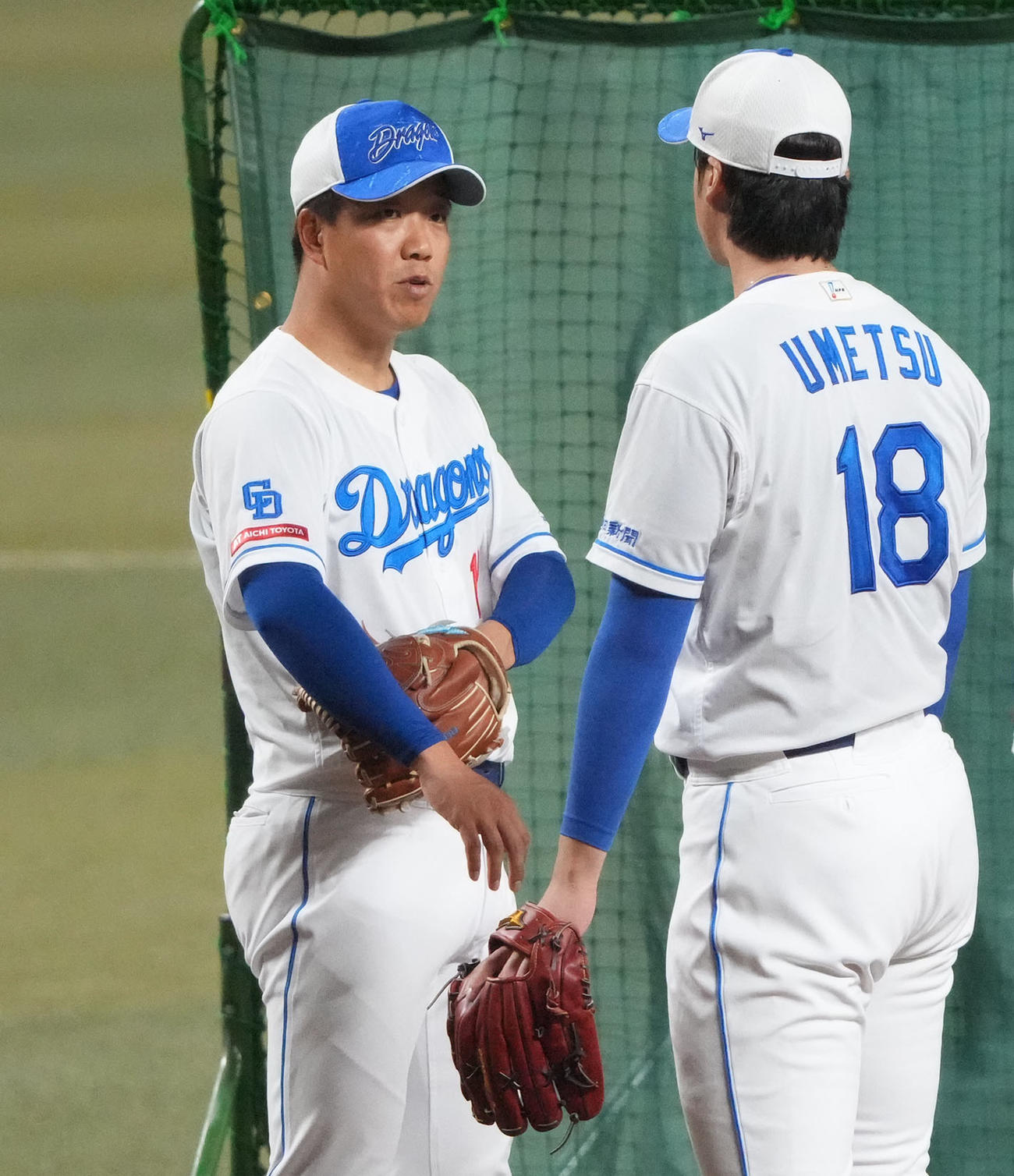 練習の合間に梅津と言葉を交わす柳（左）（撮影・森本幸一）