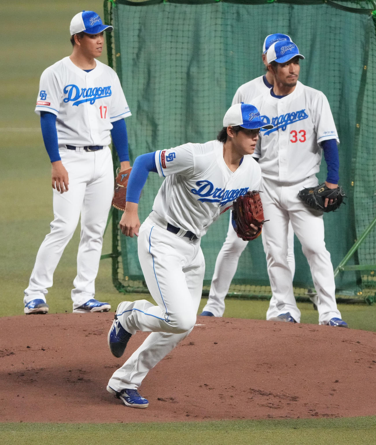 ベースカバーの練習をする梅津（中央）（撮影・森本幸一）