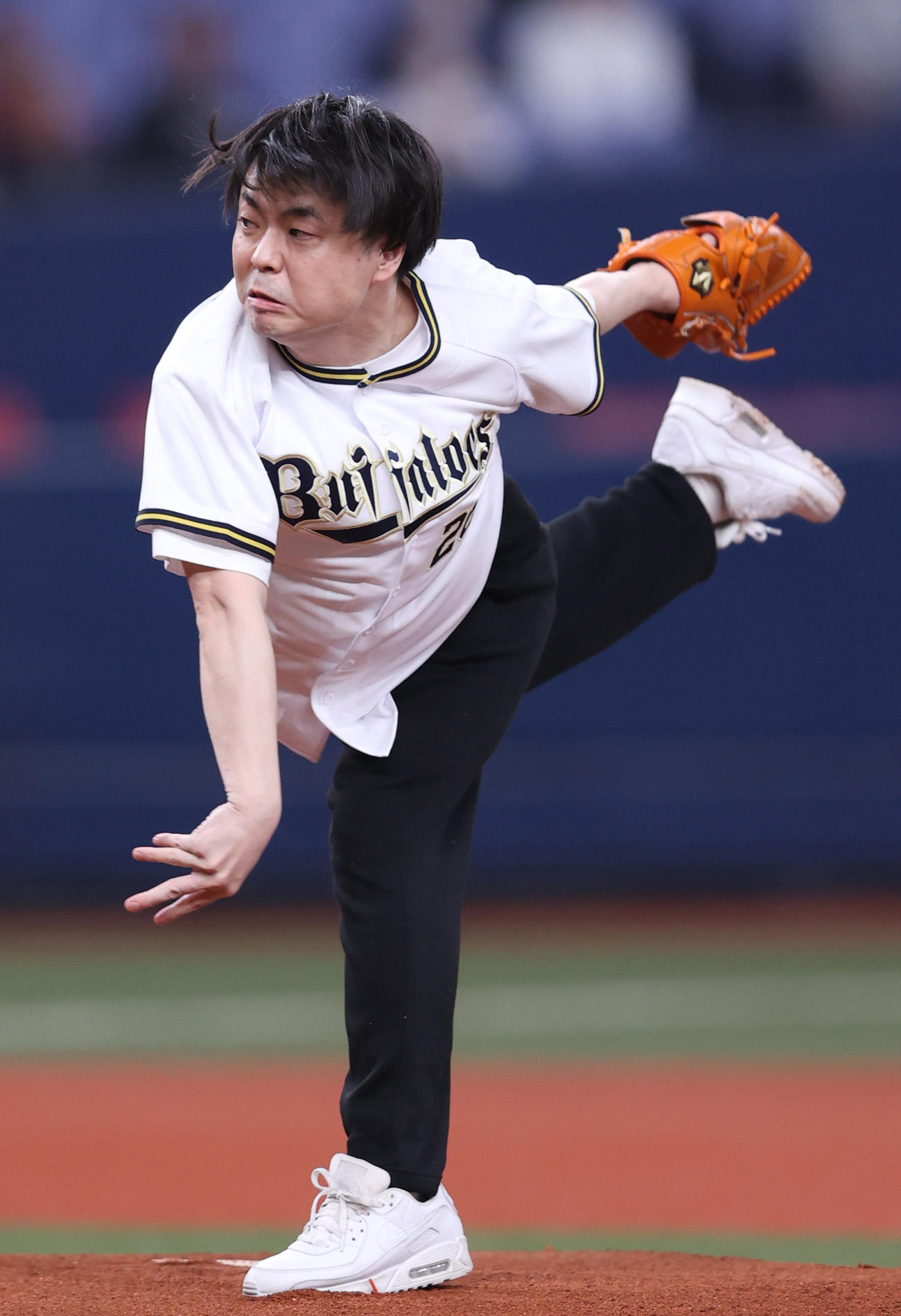 オリックス対楽天　特別始球式で投球するライスの田所仁（撮影・上山淳一）