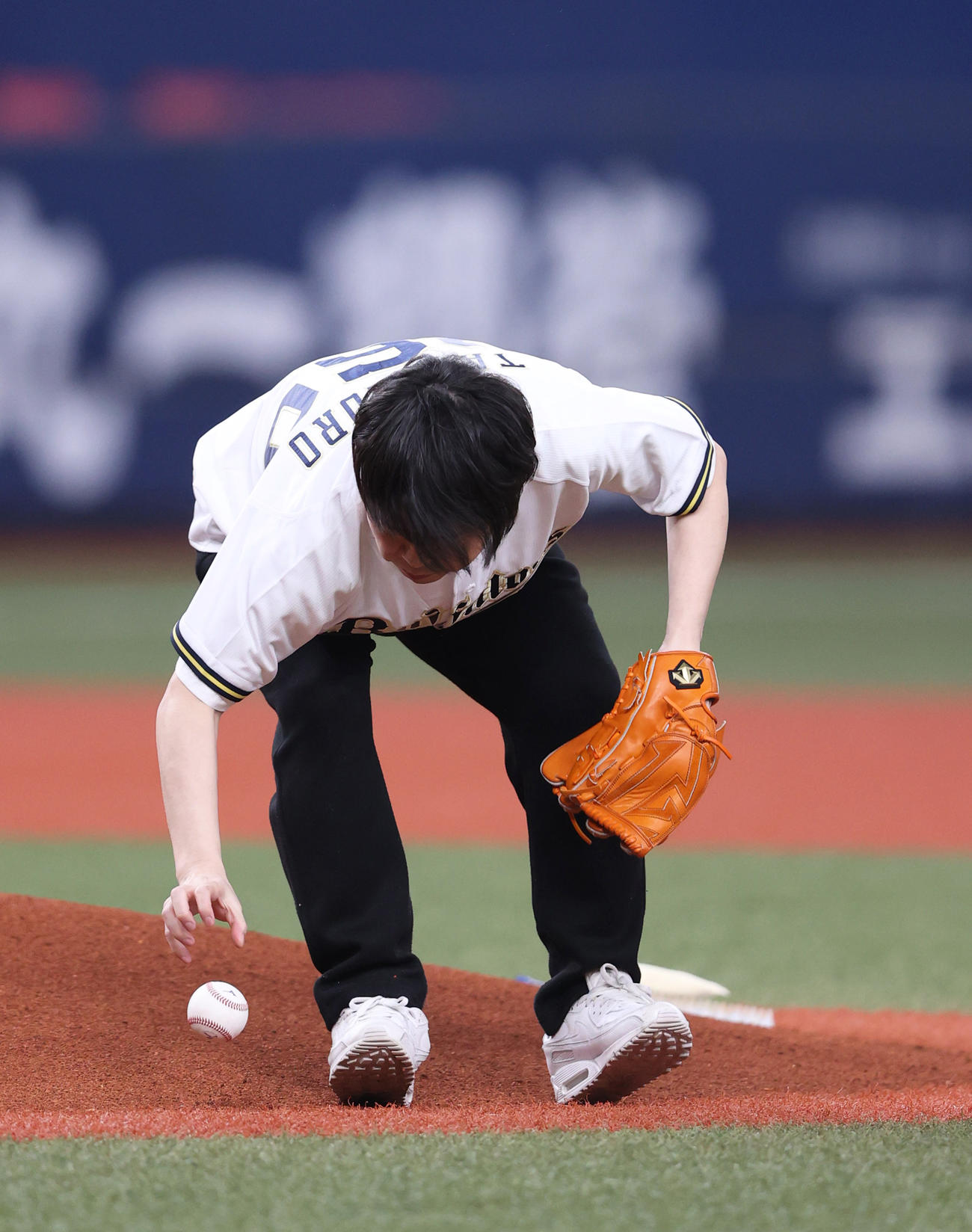 オリックス対楽天　特別始球式に臨むライスの田所仁はボールを渡され落球する（撮影・上山淳一）
