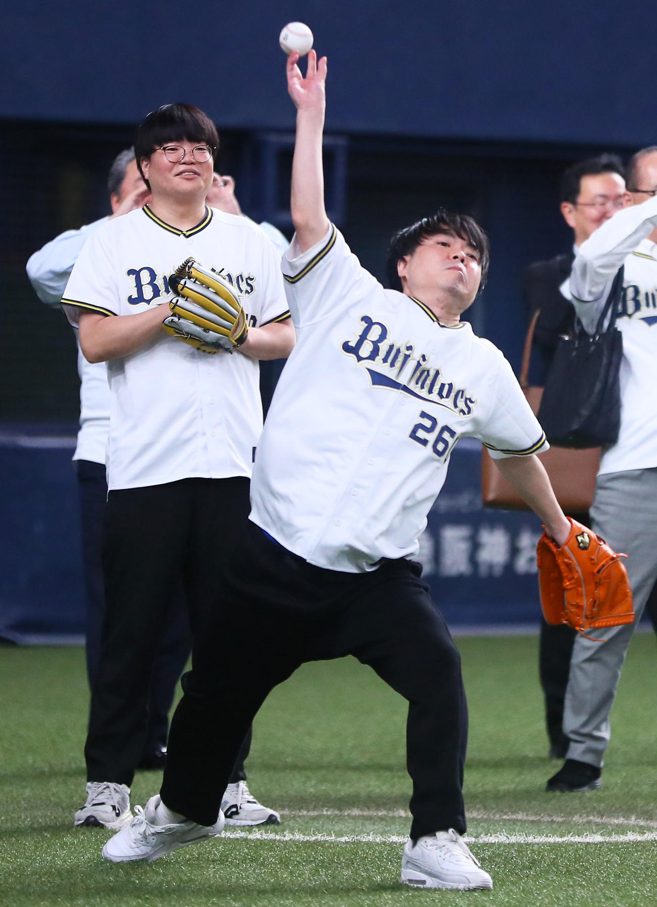 特別始球式を前に投球練習をするライスの田所仁（手前）と関町知弘（撮影・上山淳一）