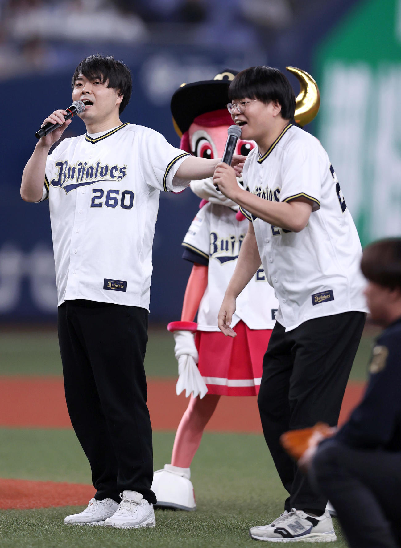 オリックス対楽天　特別始球式に臨むライスの田所仁（左）と関町知弘（撮影・上山淳一）