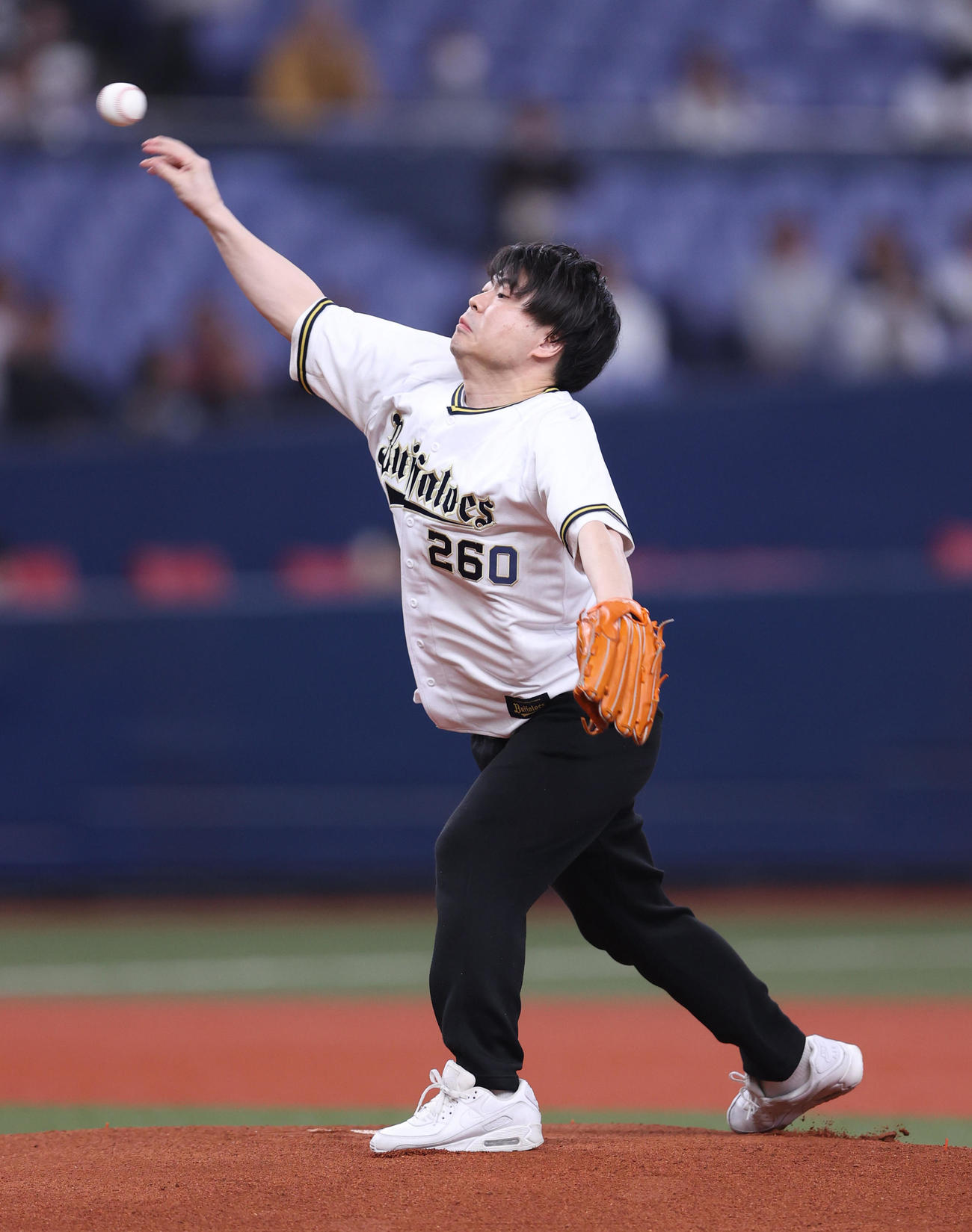 オリックス対楽天　特別始球式で投球するライスの田所仁（撮影・上山淳一）