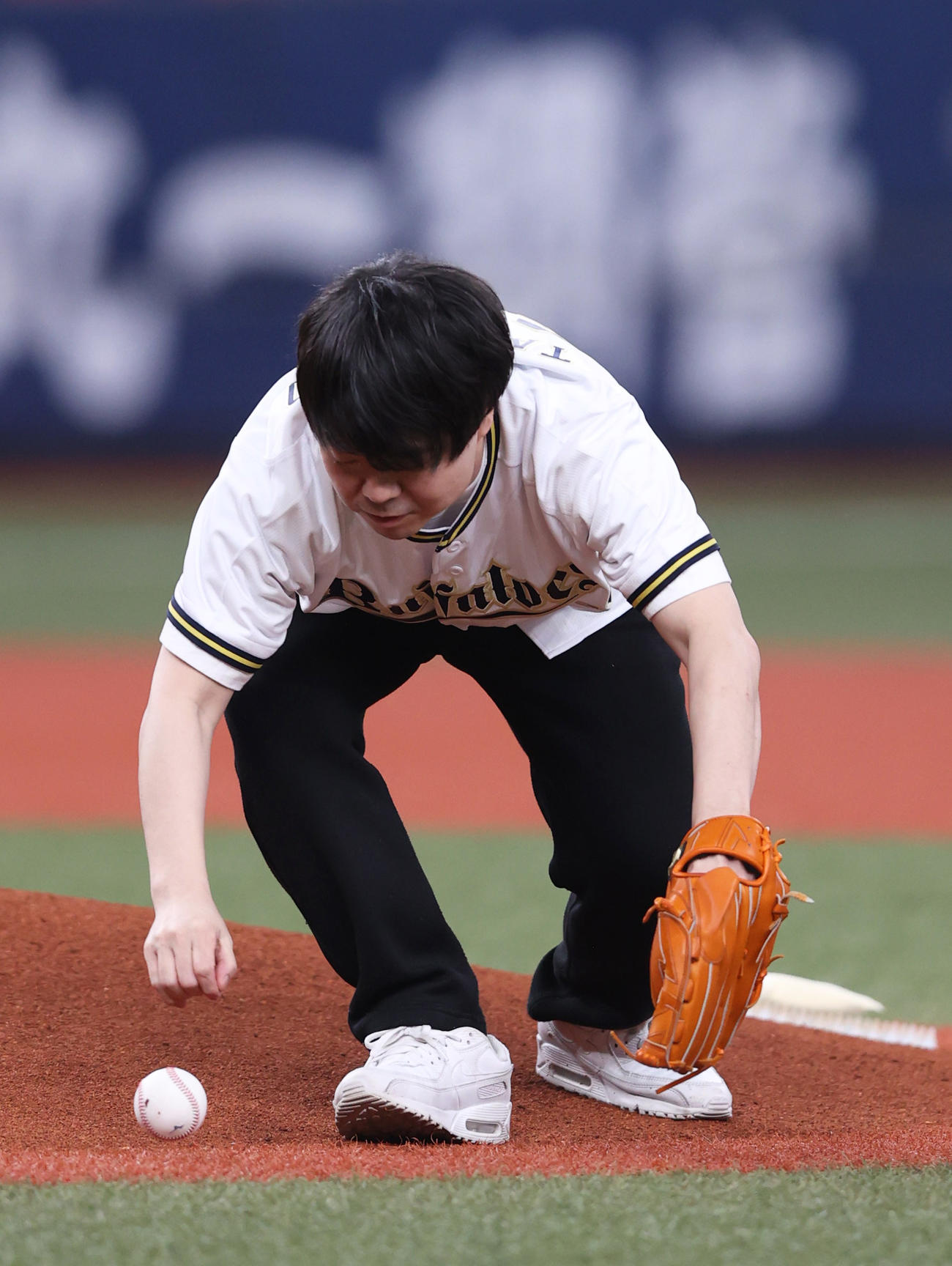 オリックス対楽天　特別始球式に臨むライスの田所仁はボールを渡され落球する（撮影・上山淳一）