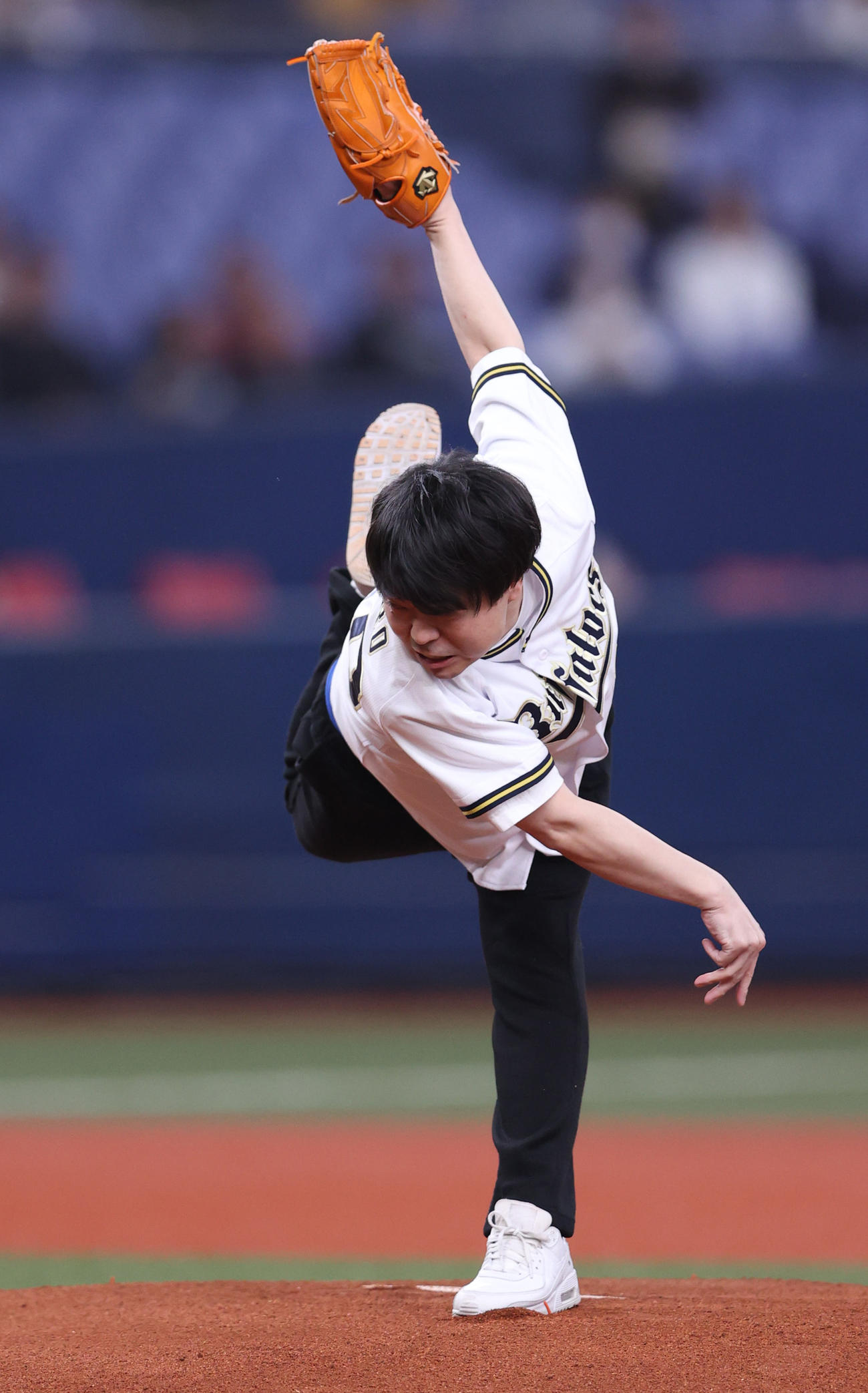 オリックス対楽天　特別始球式で投球するライスの田所仁（撮影・上山淳一）