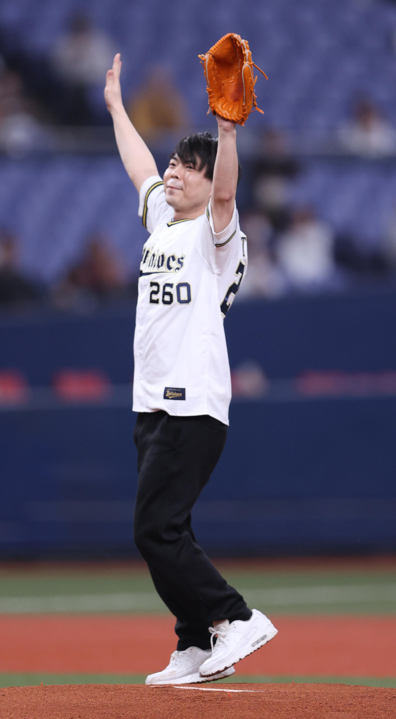 オリックス対楽天　特別始球式で投球するライスの田所仁（撮影・上山淳一）