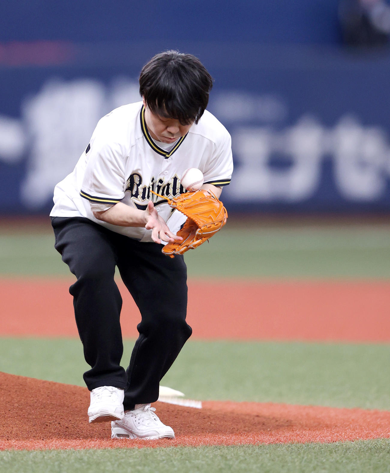オリックス対楽天　特別始球式に臨むライスの田所仁はボールを渡され落球する（撮影・上山淳一）