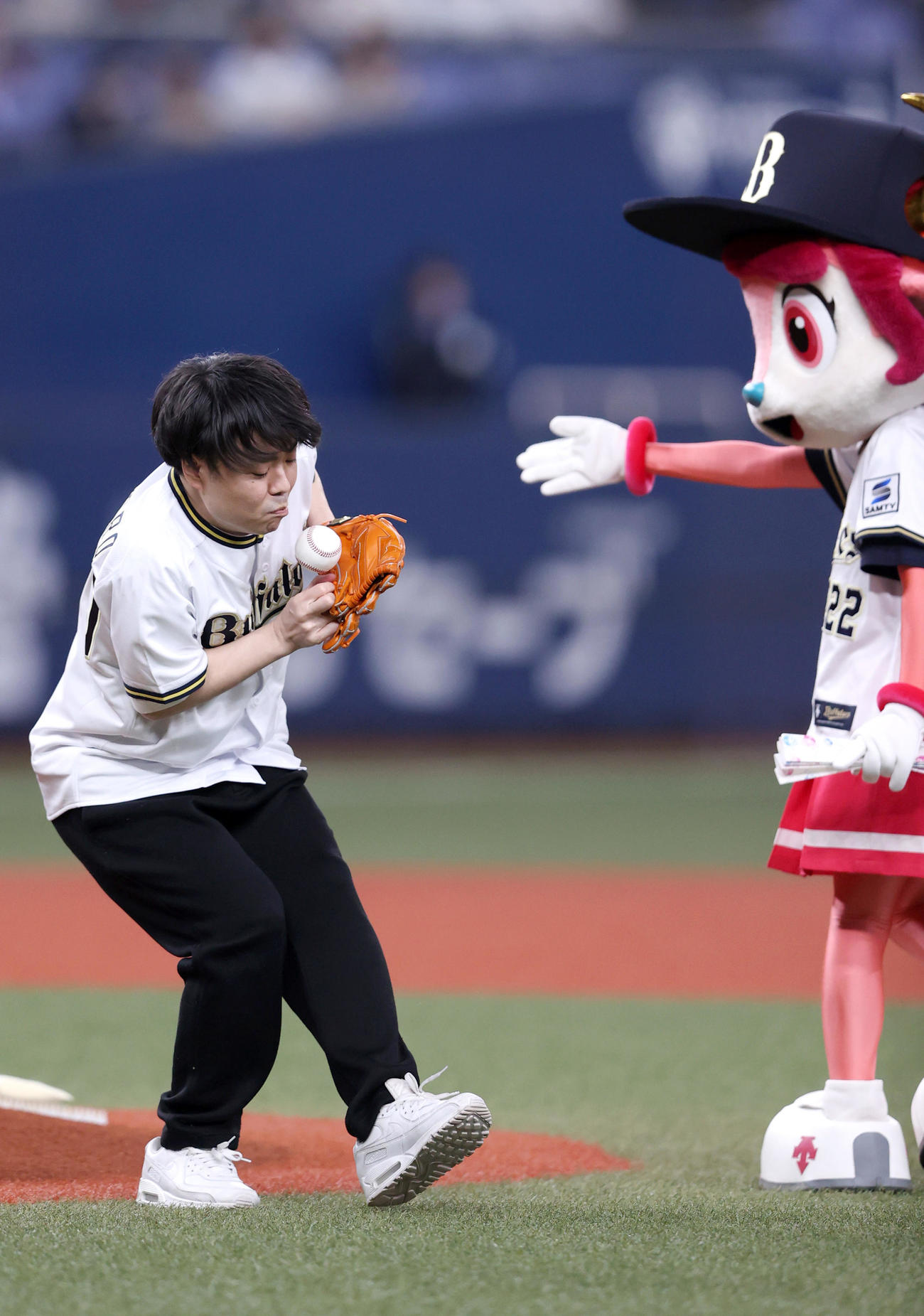 オリックス対楽天　特別始球式に臨むライスの田所仁はボールを渡され落球する（撮影・上山淳一）