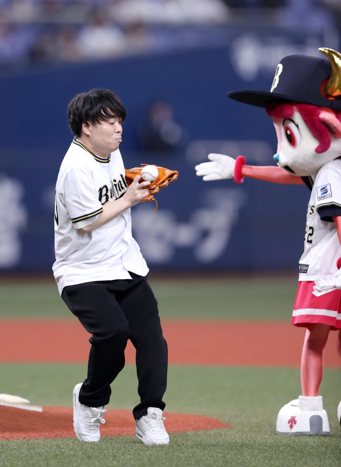 オリックス対楽天　特別始球式に臨むライスの田所仁はボールを渡され落球する（撮影・上山淳一）