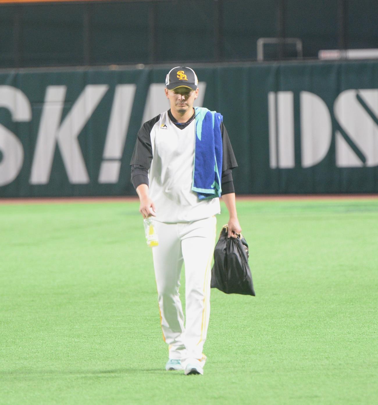 ペイペイドームで登板前日の調整を終えたソフトバンク東浜（撮影・佐藤究）