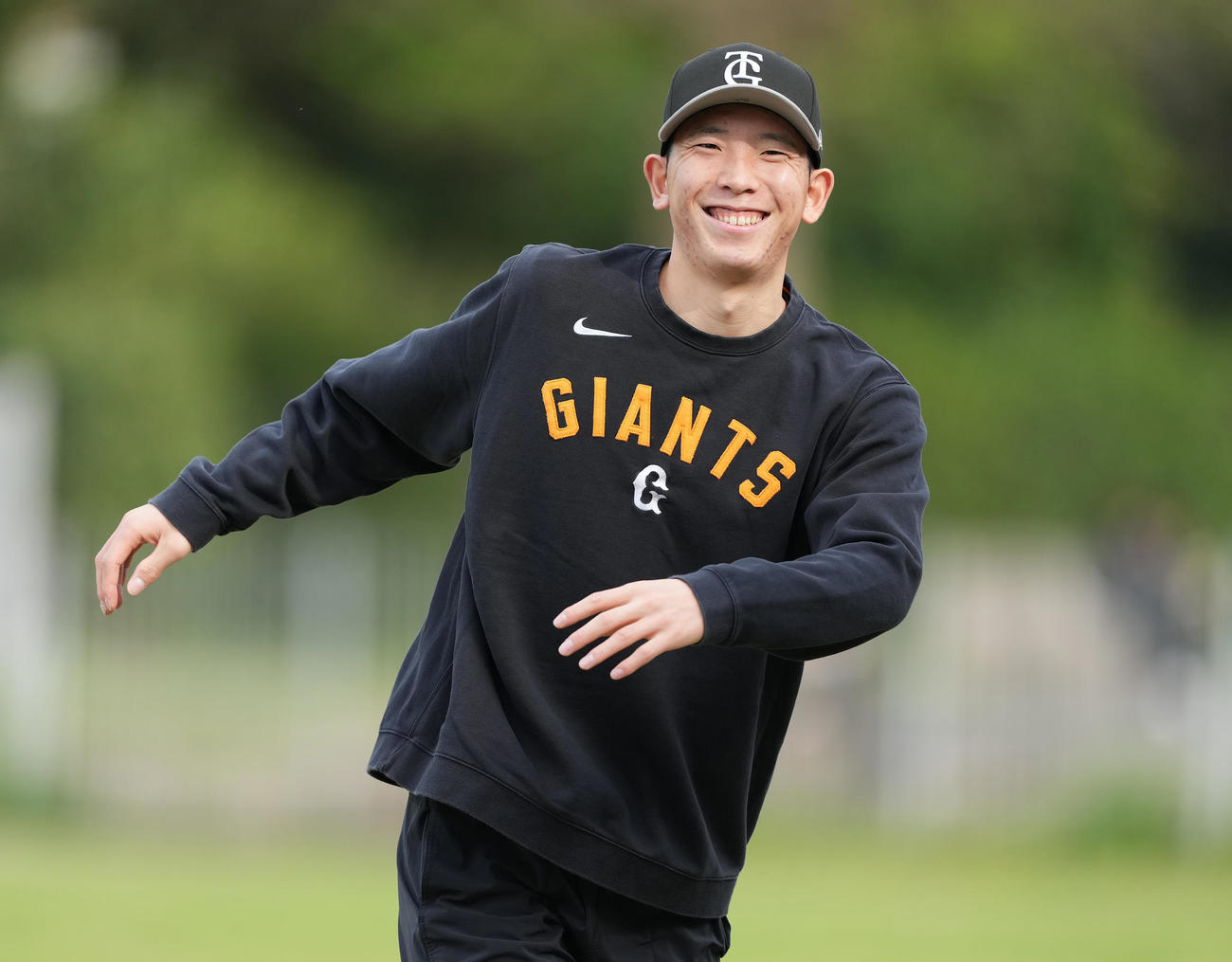 ヤクルト対巨人　試合前練習で笑顔の巨人戸郷（撮影・鈴木みどり）