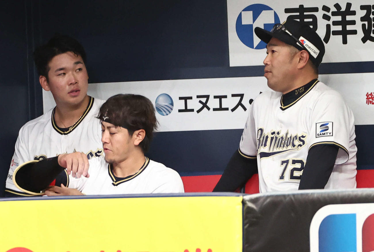 オリックス対楽天　オリックス先発の山下（左）は5回を投げ終え、平井コーチと話し合う（撮影・西尾就之）