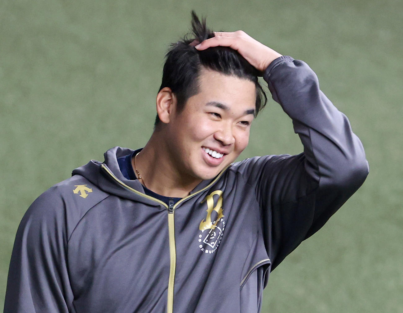 オリックス対楽天　試合前の練習でリラックスした表情を見せるオリックス山下（撮影・上山淳一）