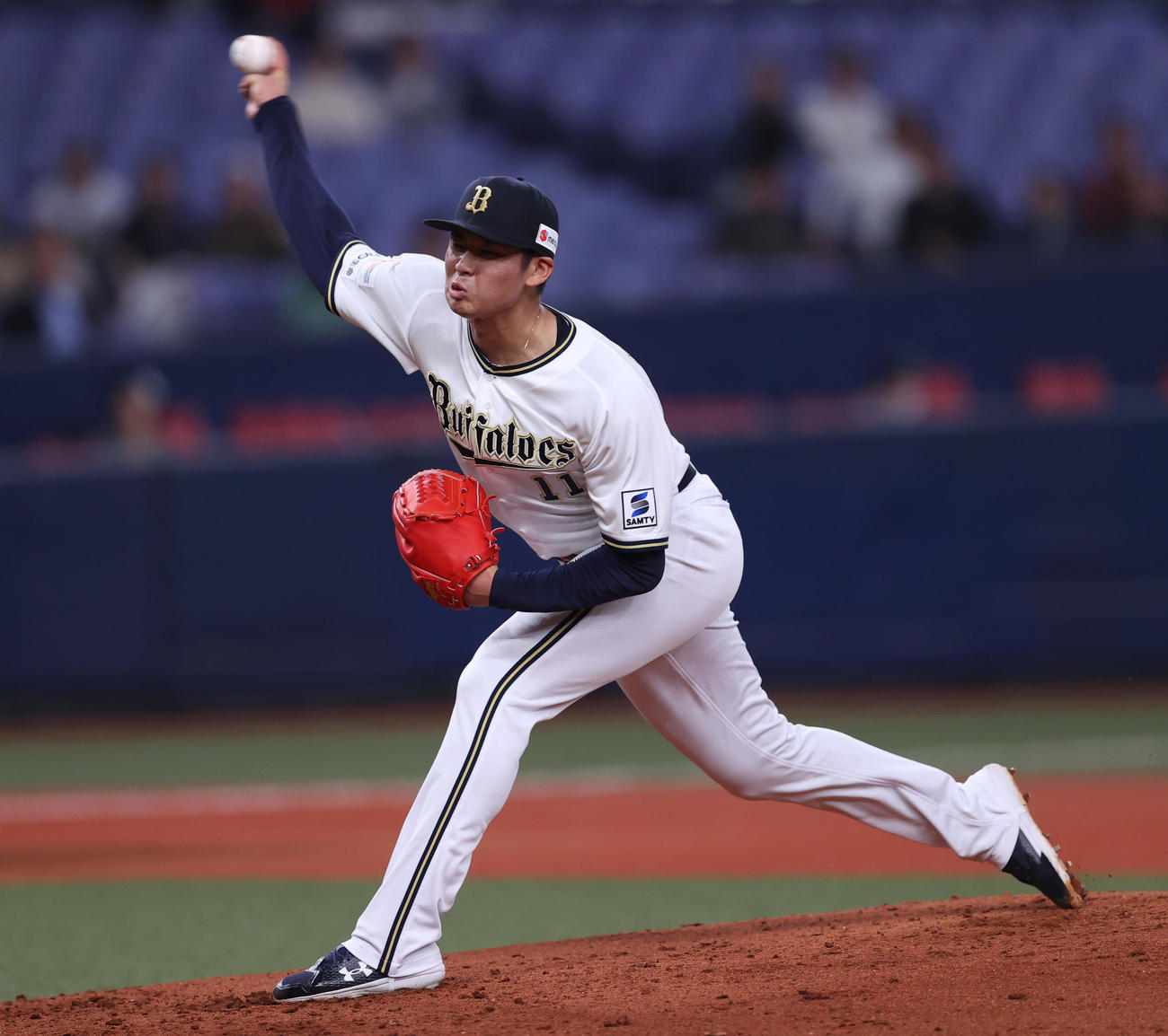 オリックス対楽天　2回表楽天2死満塁、力投する山下（撮影・上山淳一）
