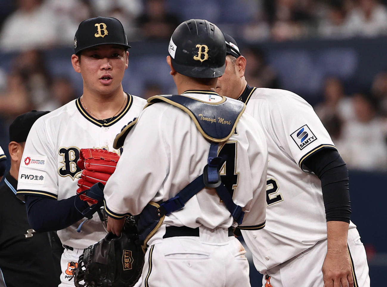 オリックス対楽天　3回に先制を許しマウンドで激励を受ける山下（左）（撮影・西尾就之）