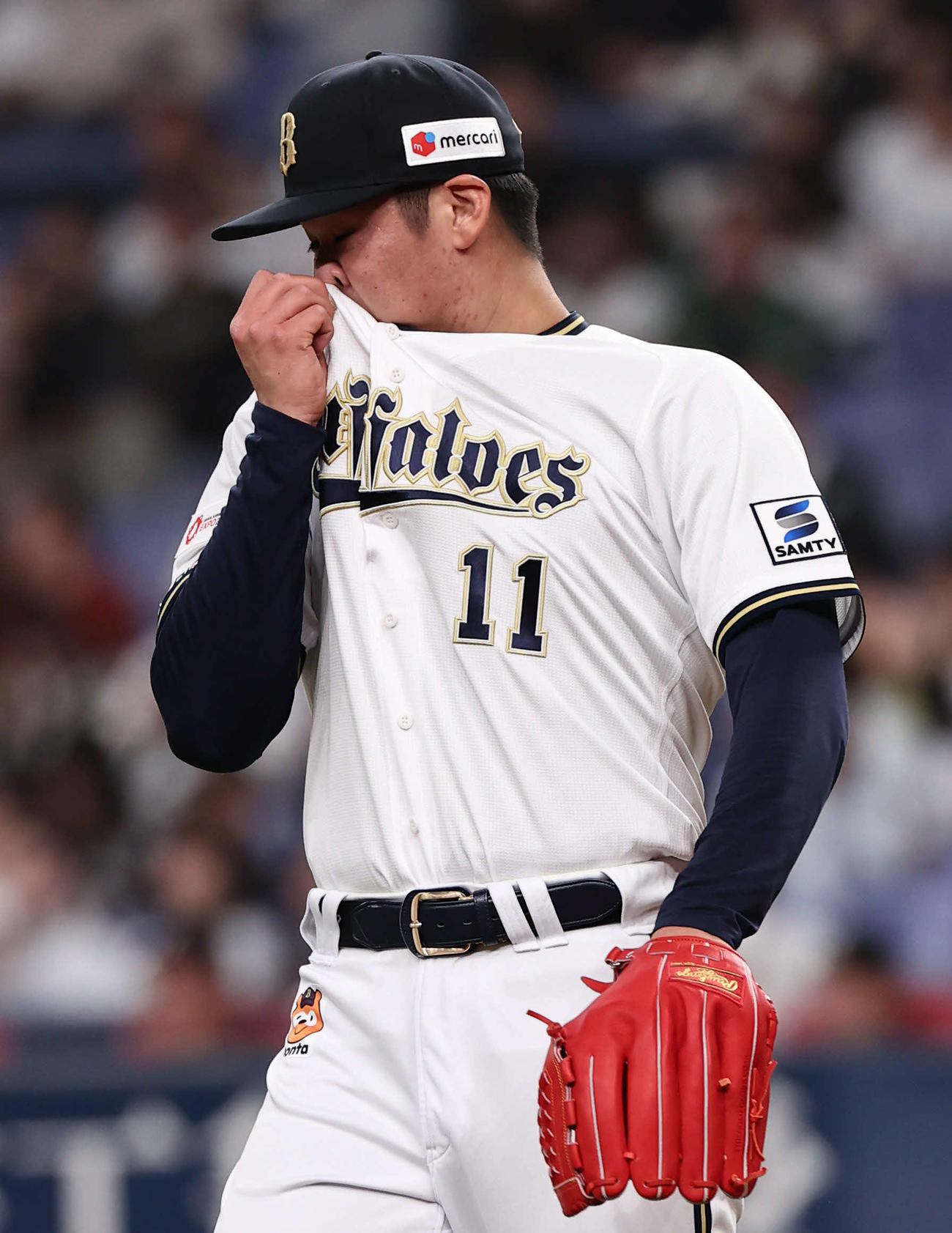 オリックス対楽天　オリックス先発の山下はユニホームで汗をぬぐう（撮影・西尾就之）