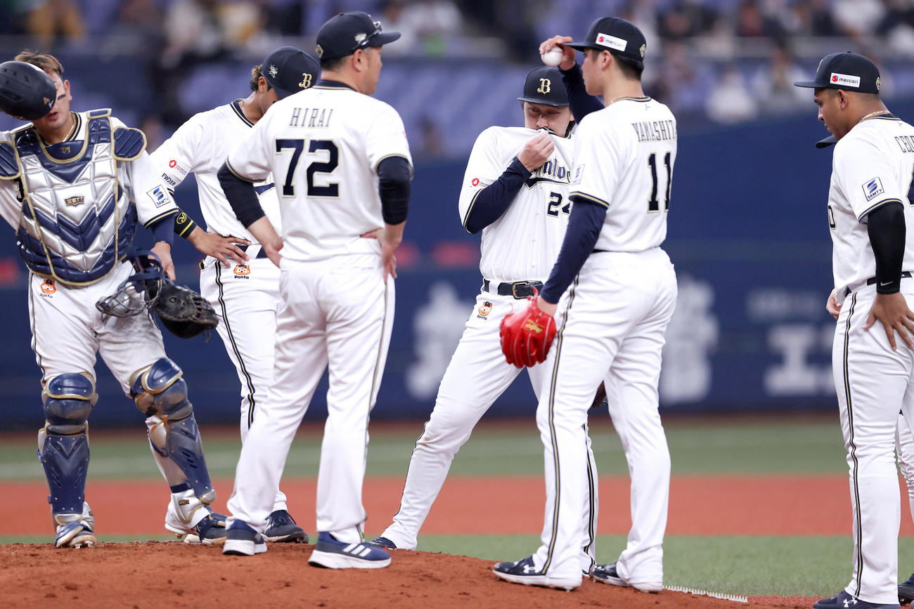オリックス対楽天　3回裏楽天1死一、二塁、打者岡島の時、山下（右から2人目）のもとに向かう平井投手コーチ（撮影・上山淳一）