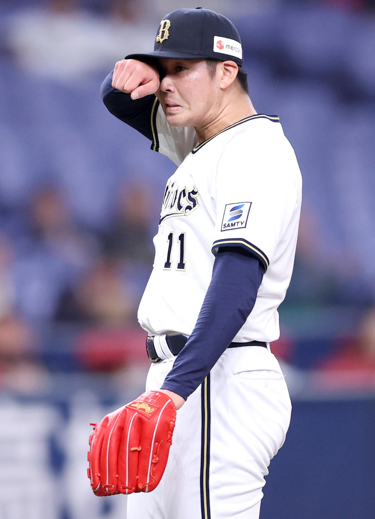 オリックス対楽天　3回裏楽天1死一、二塁、山下は手で汗を拭く（撮影・上山淳一）