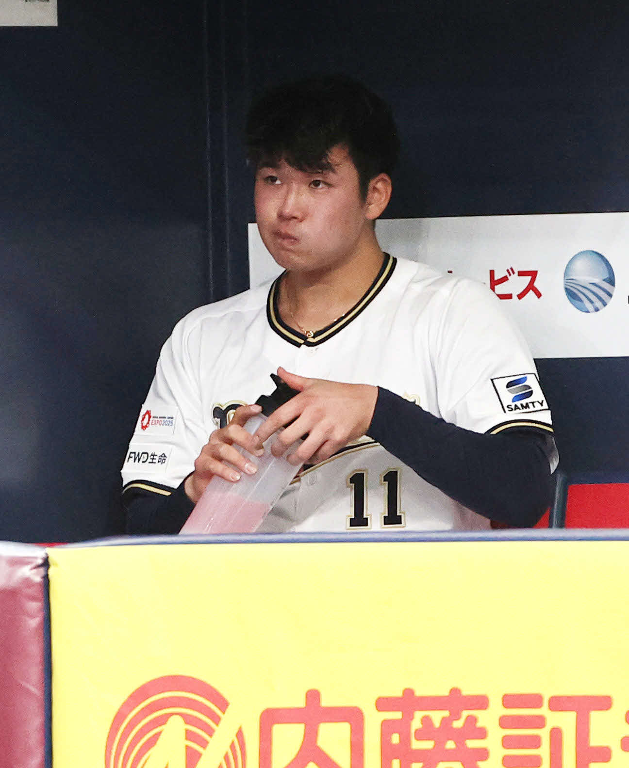 オリックス対楽天　オリックス先発の山下は4回終了後、ベンチで水分補給（撮影・西尾就之）