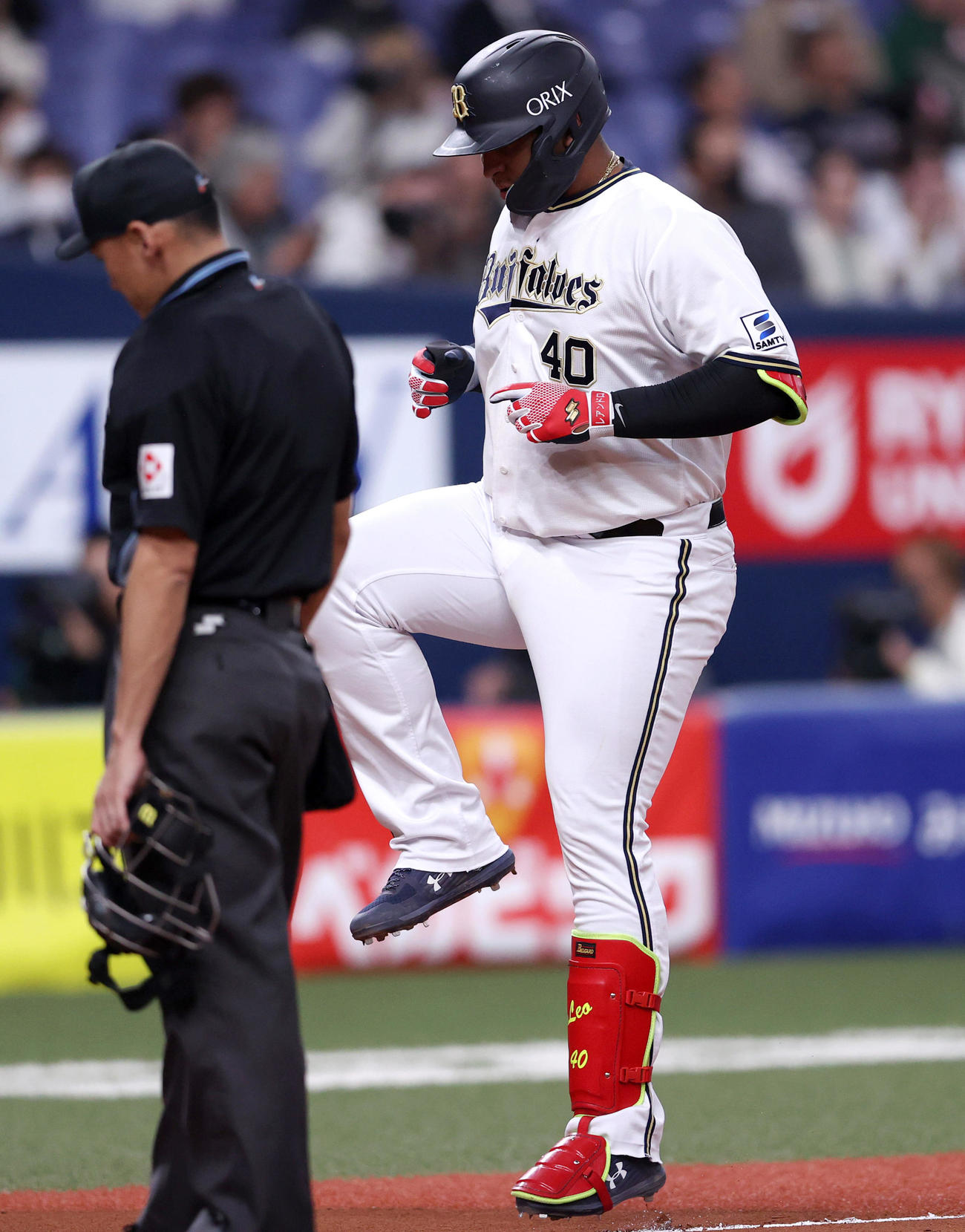 オリックス対楽天　6回裏オリックス1死、セデーニョは同点の左越えソロ本塁打を放ちポーズを決めながらホームに向かう（撮影・上山淳一）